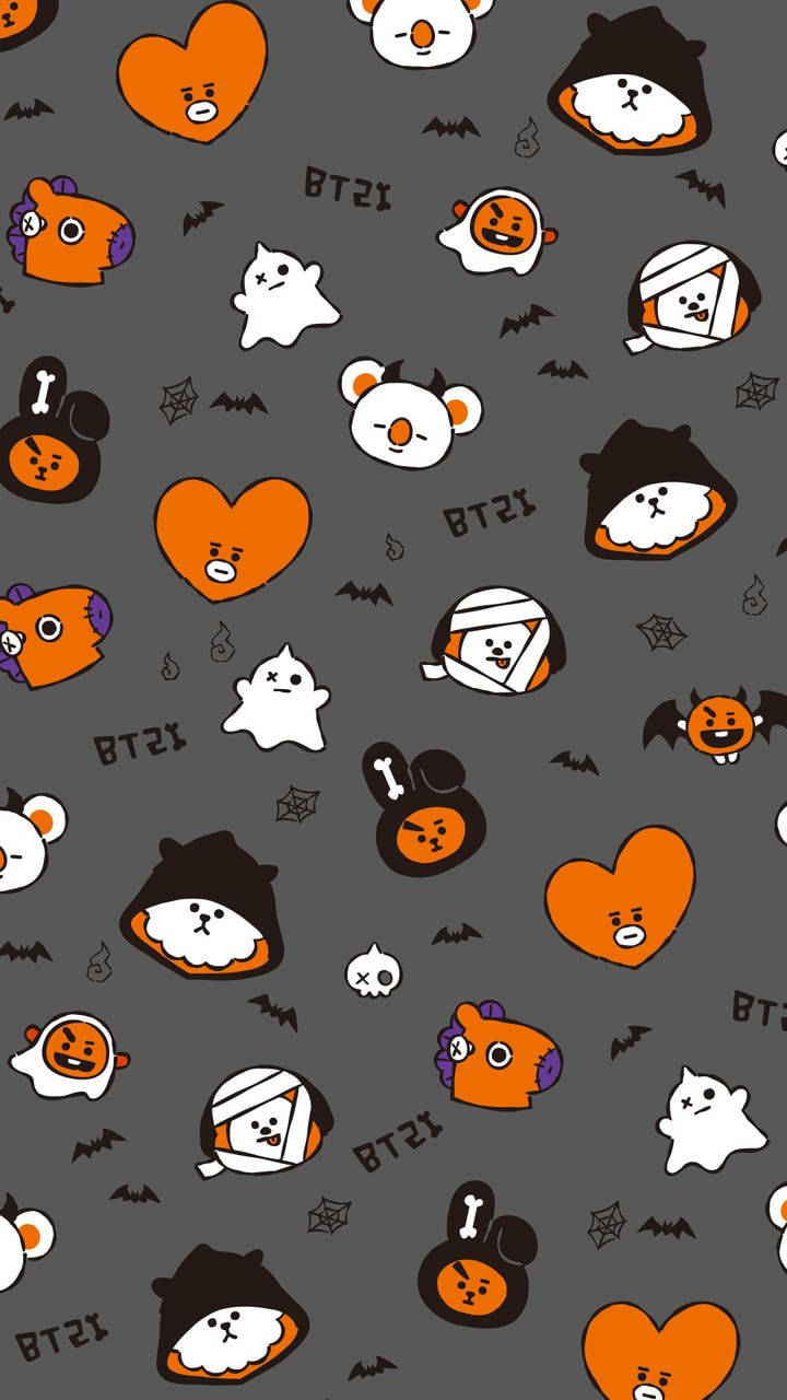 BT21 桌布 壁紙 — 深灰色牆紙圖案，上面有可愛的卡通角色穿著萬聖節服裝，例如鬼魂、木乃伊和蝙蝠，還有橙色心形和蜘蛛網。
