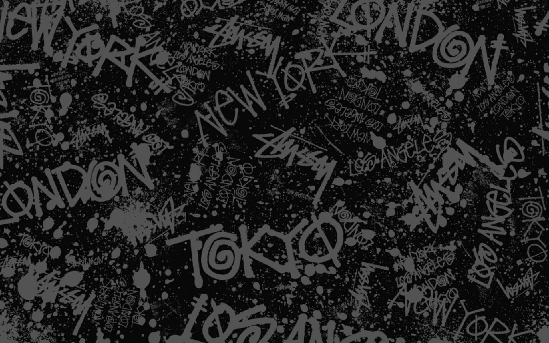 Dark Grunge 桌布 壁紙 — 深灰色紋理背景，覆蓋重疊的塗鴉風格城市名稱，如東京和紐約，帶有飛濺痕跡。