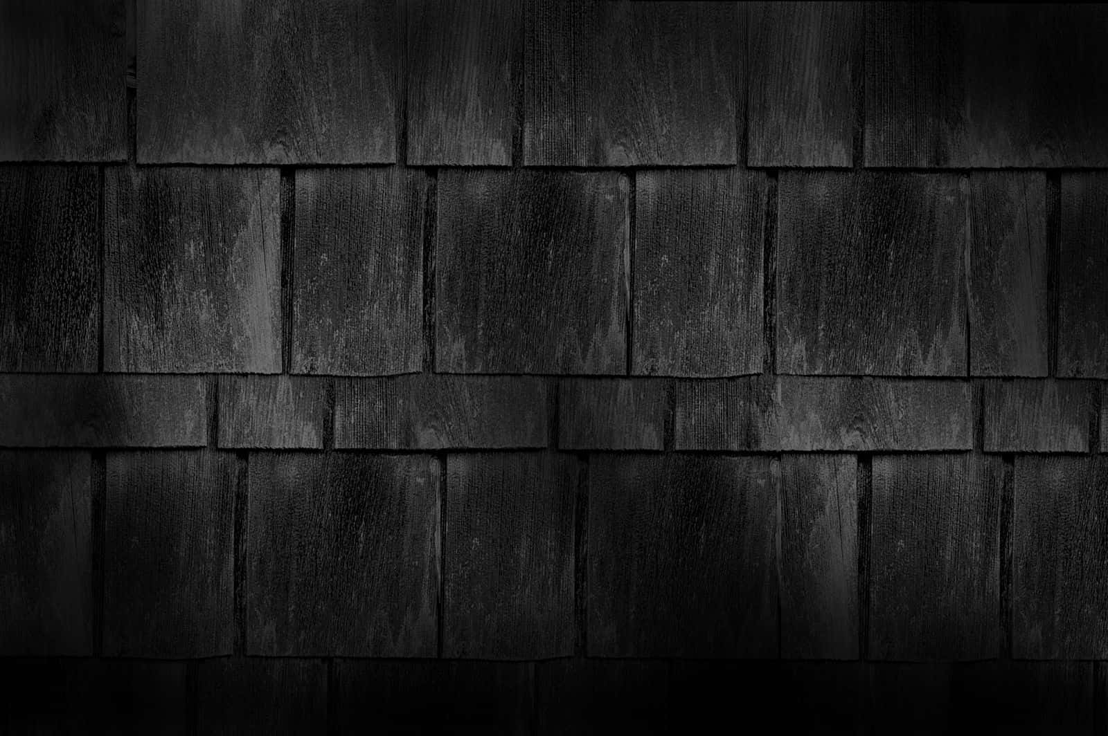 Dark Wall 桌布 壁紙 — 深炭色木瓦以重疊行排列，可見木紋和細微紋理變化。