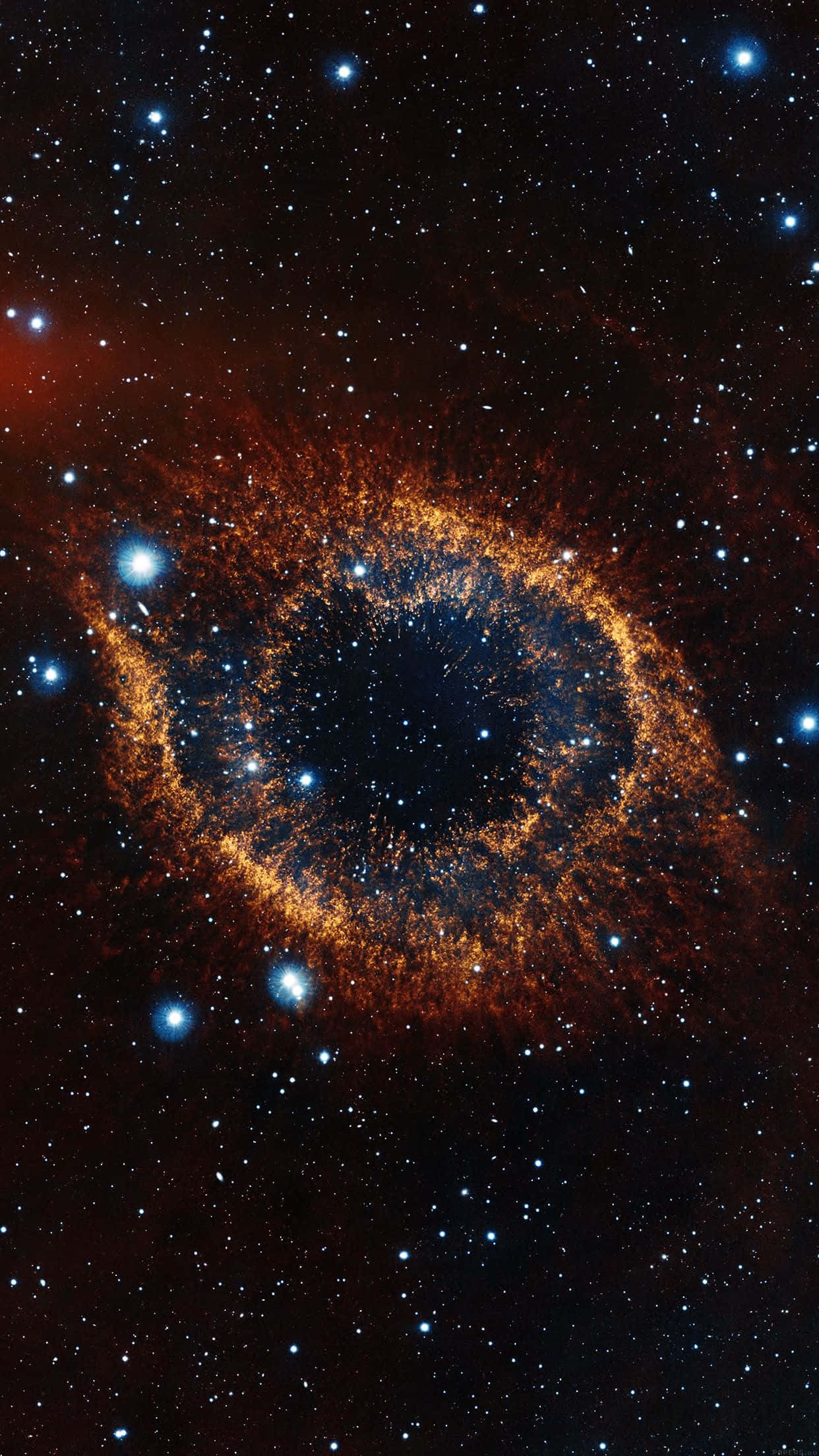 深空 AMOLED 圖像 壁紙 — 一個宇宙眼形星雲在星空中發出火橙色和深藍色的光芒。