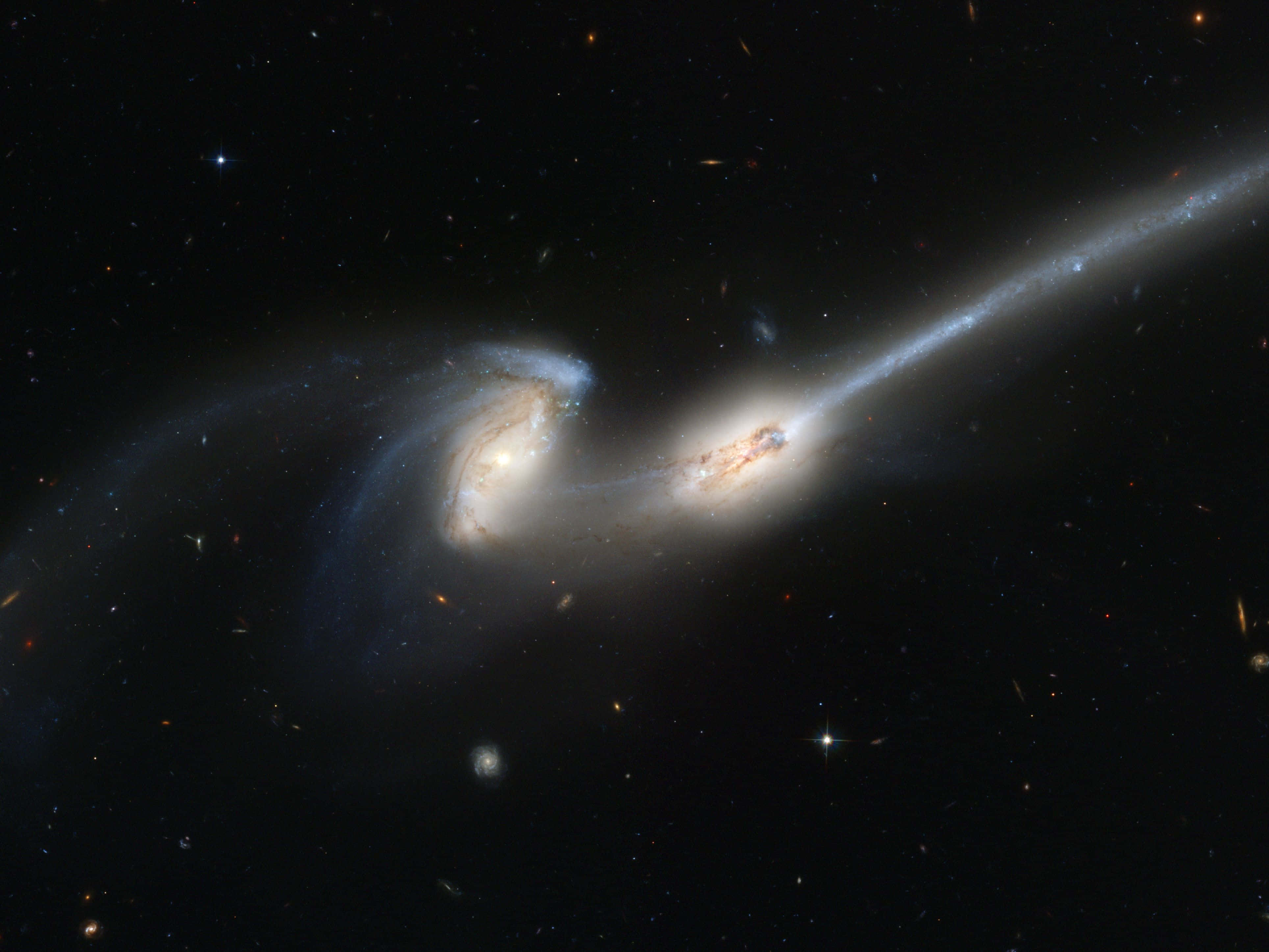 深空天體事件圖像 壁紙 — 兩個星系在宇宙舞蹈中碰撞，旋轉的塵埃和燦爛星光對抗虛空。
