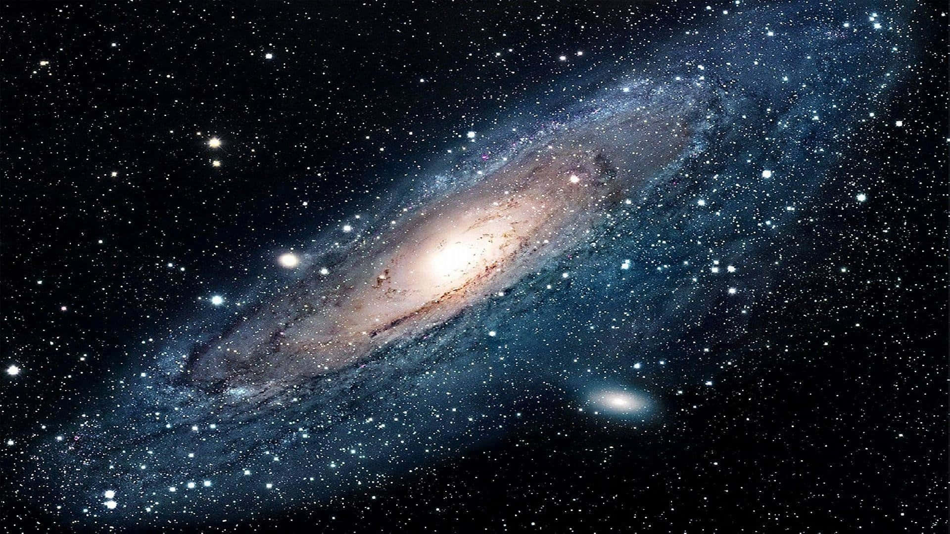 深空廣闊星系圖 壁紙 — 一個雄偉的螺旋星系，金色核心和藍色旋臂在星空中閃耀。