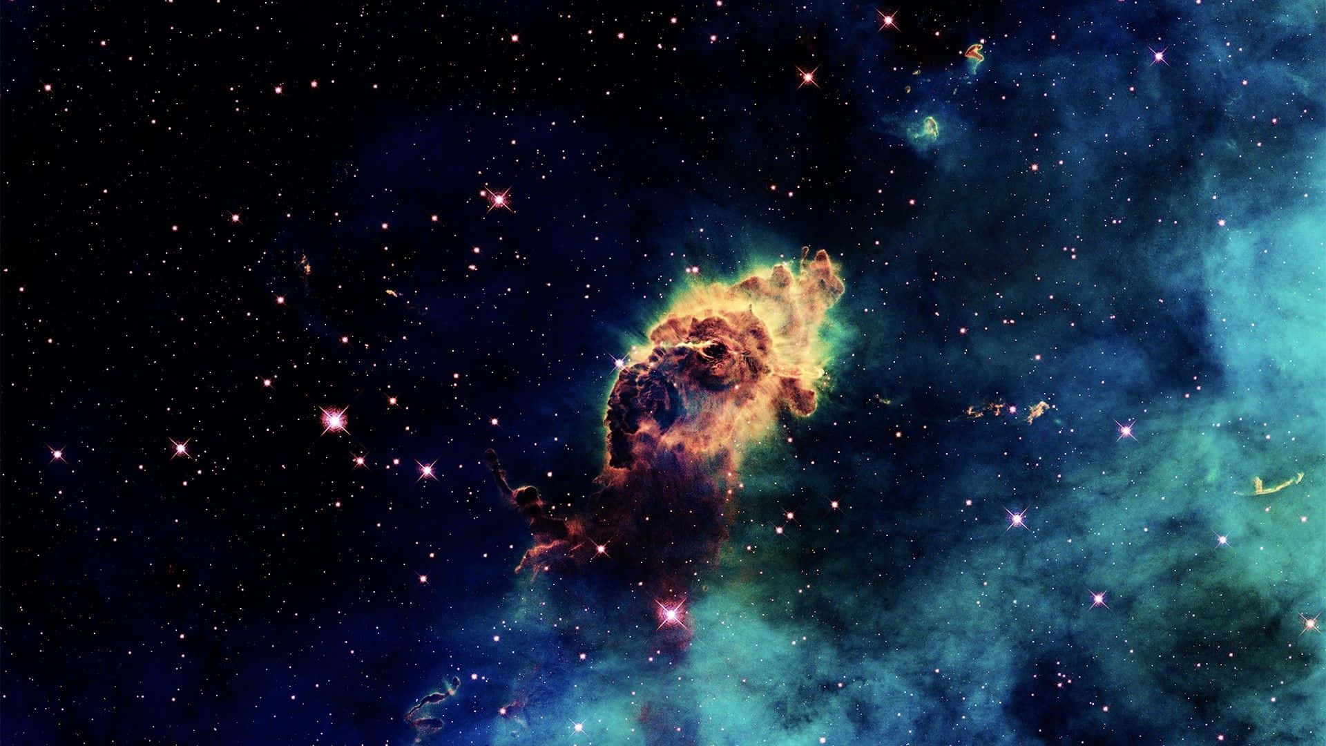 深空明亮星雲圖像 壁紙 — 宇宙星雲在深空星場中發出火橙色和藍綠色的光芒。
