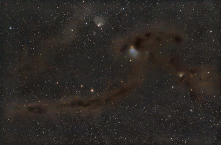 Interstellar Cloud 桌布 壁紙 — 深空視角下的星場，發光的星雲和黑暗的宇宙塵埃雲在黑色虛空中。