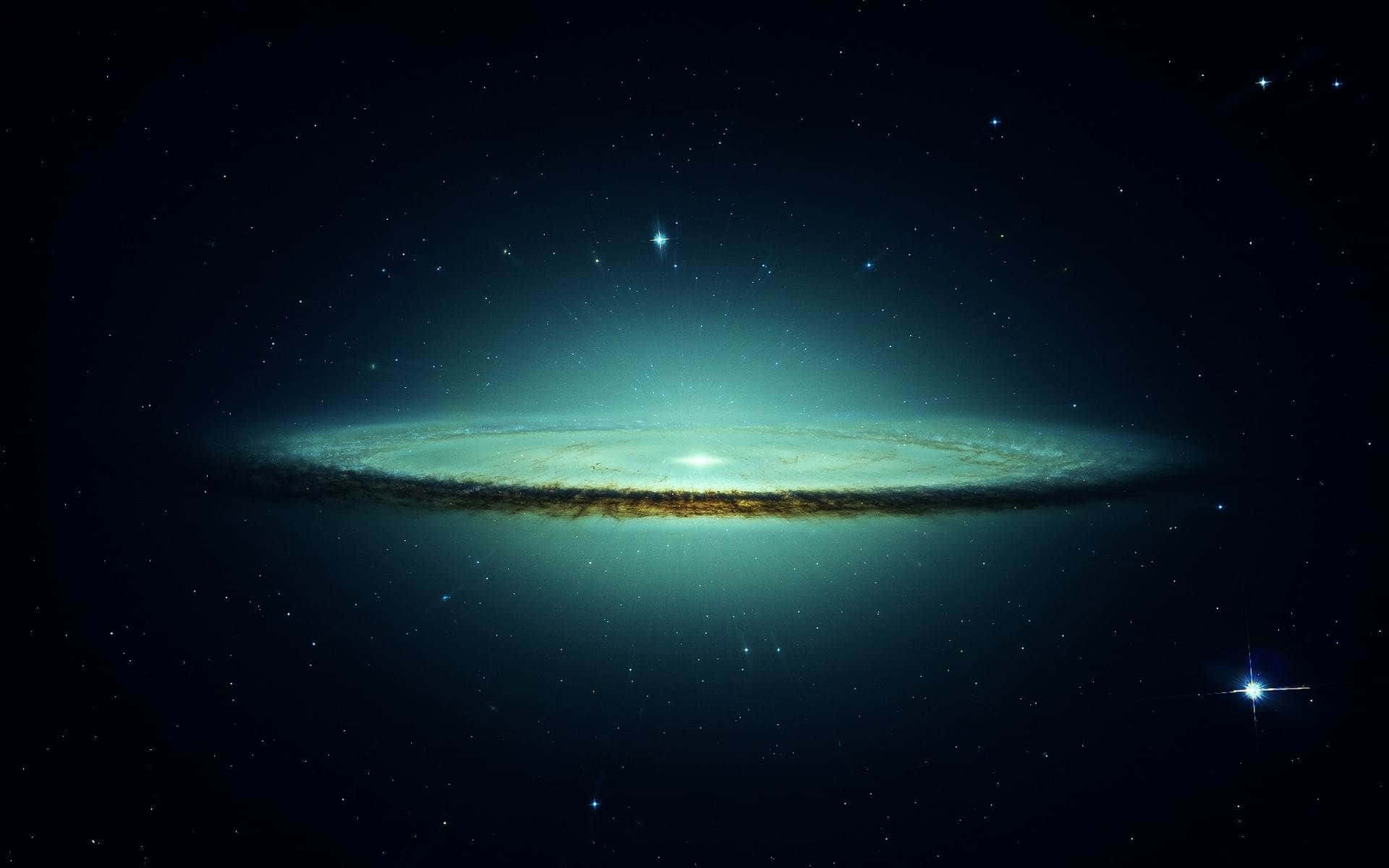 深空超新星圖像 壁紙 — 一個發光的螺旋星系在佈滿星星的宇宙虛空中閃耀著青綠色和金色的色調。
