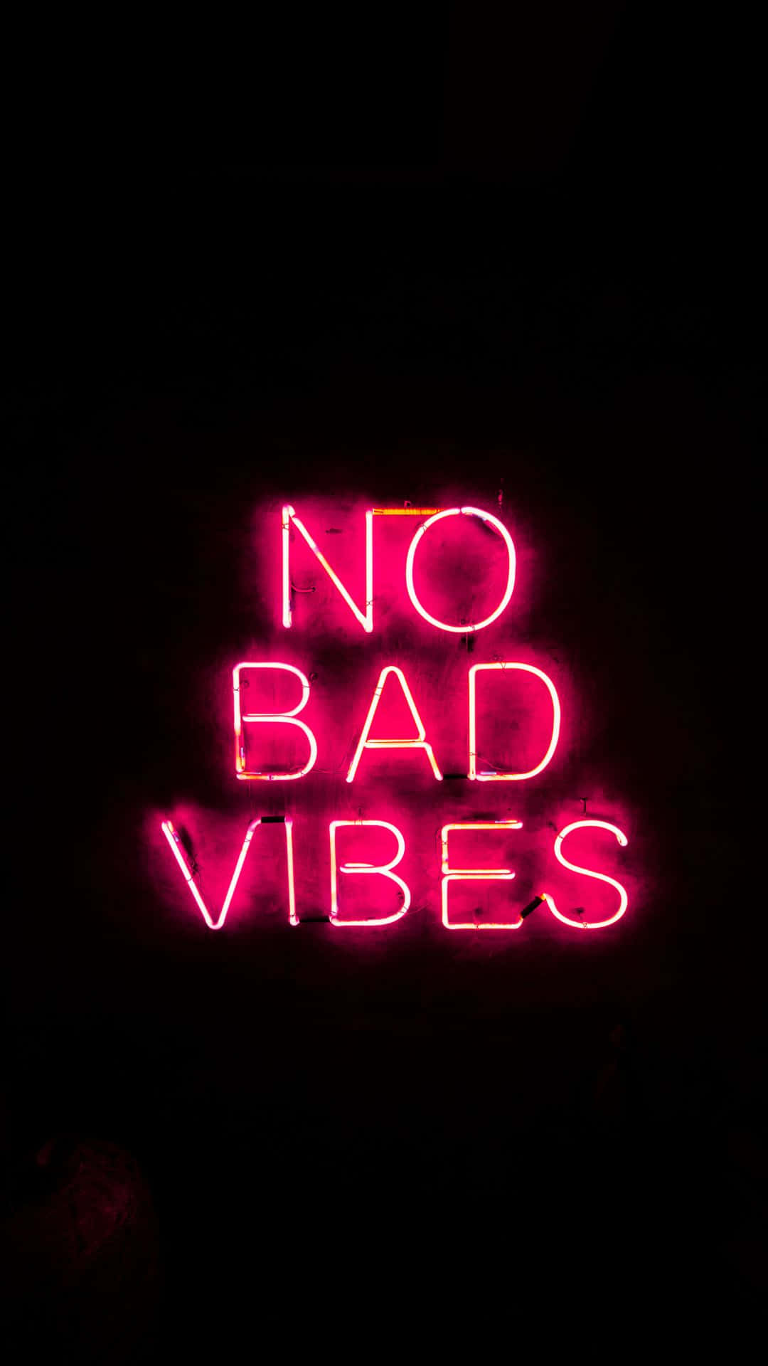 粉紅色霓虹燈牌寫著 no bad vibes，背景為黑色