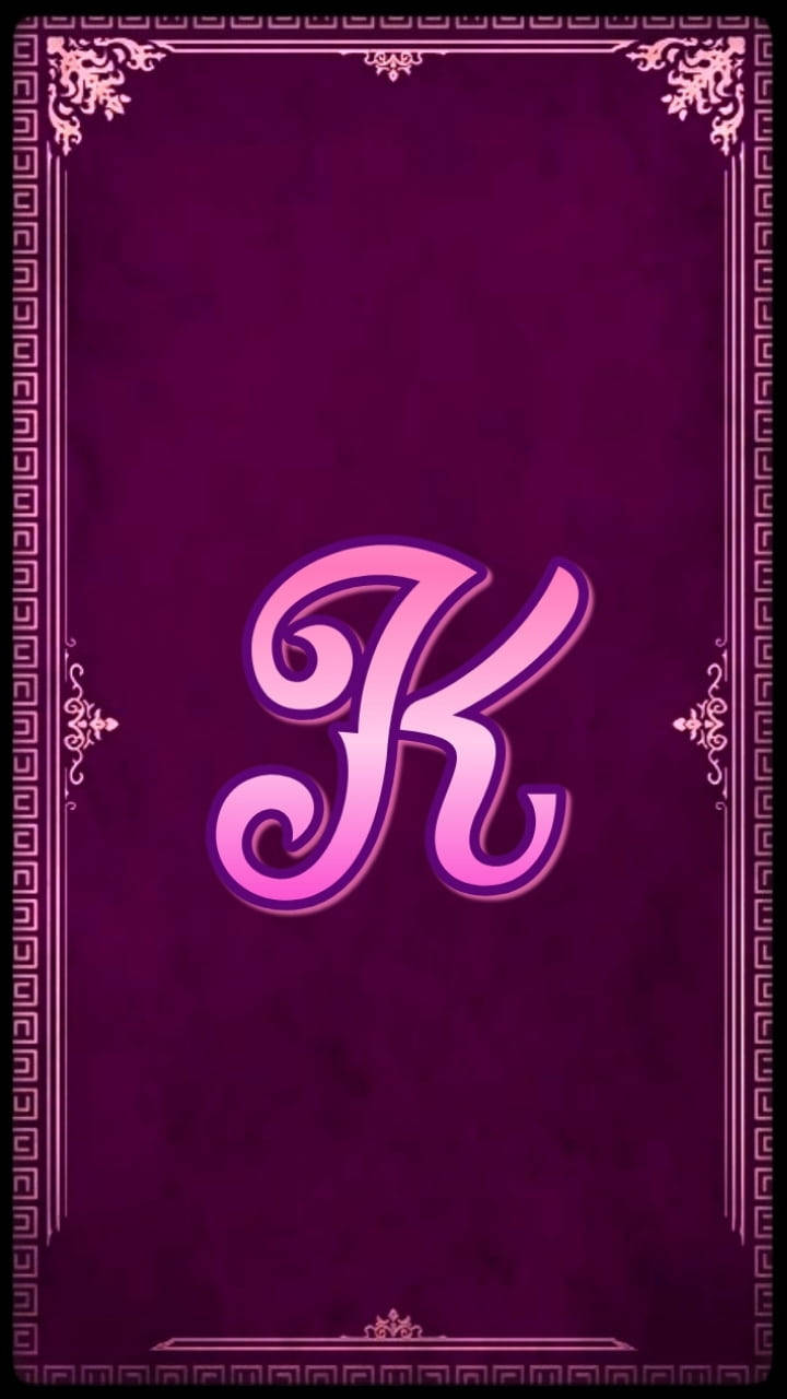 深粉紅色K字母 壁紙 — 一個帶漸變陰影的時尚粉紅色字母K，居中放置在帶紋理的紫色背景上，並以華麗的白色裝飾邊框環繞。