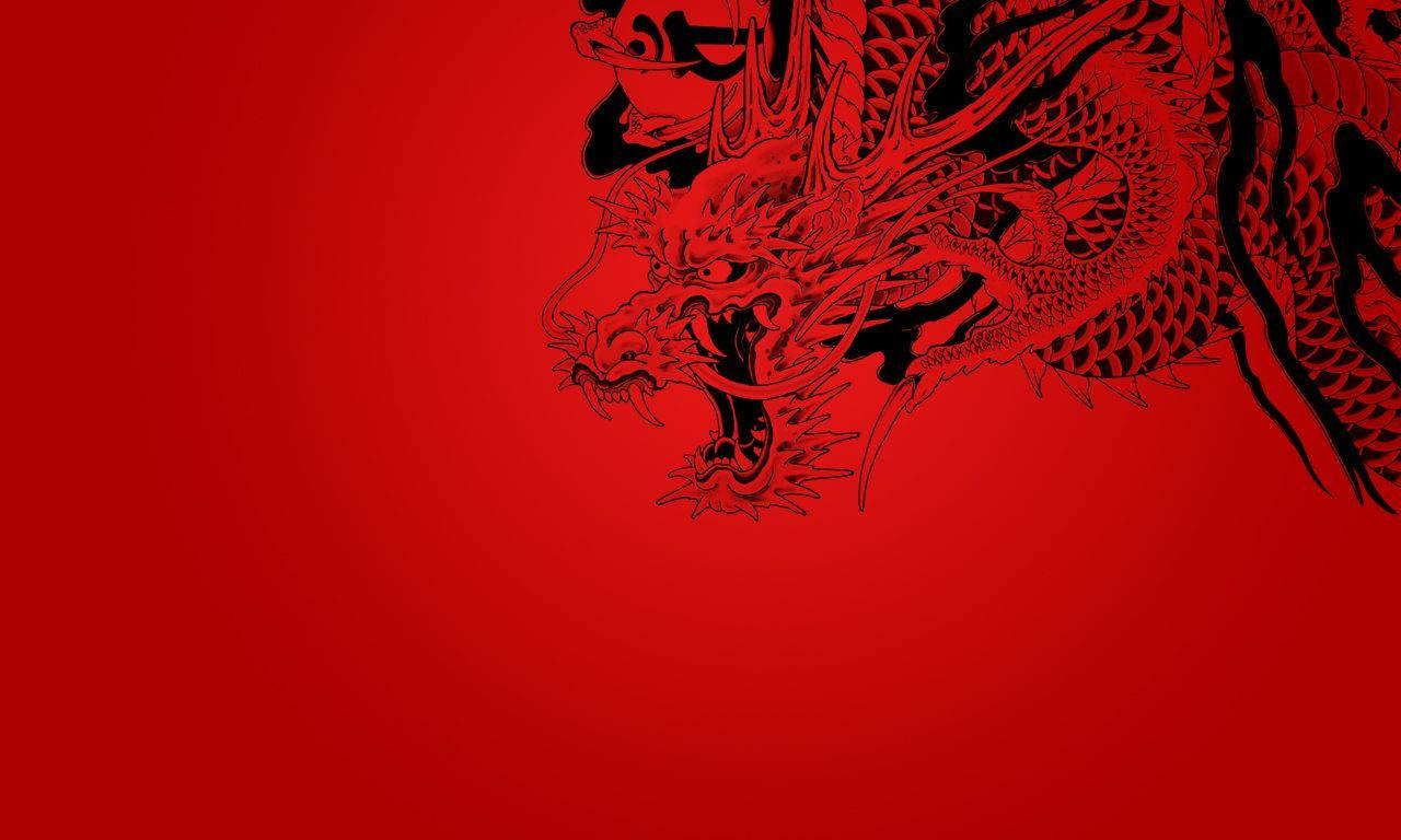 深紅色日本龍 壁紙 — 一隻兇猛的黑龍，帶有複雜的鱗片和鋒利的爪子，從右上角出現在大膽的紅色漸變背景上。