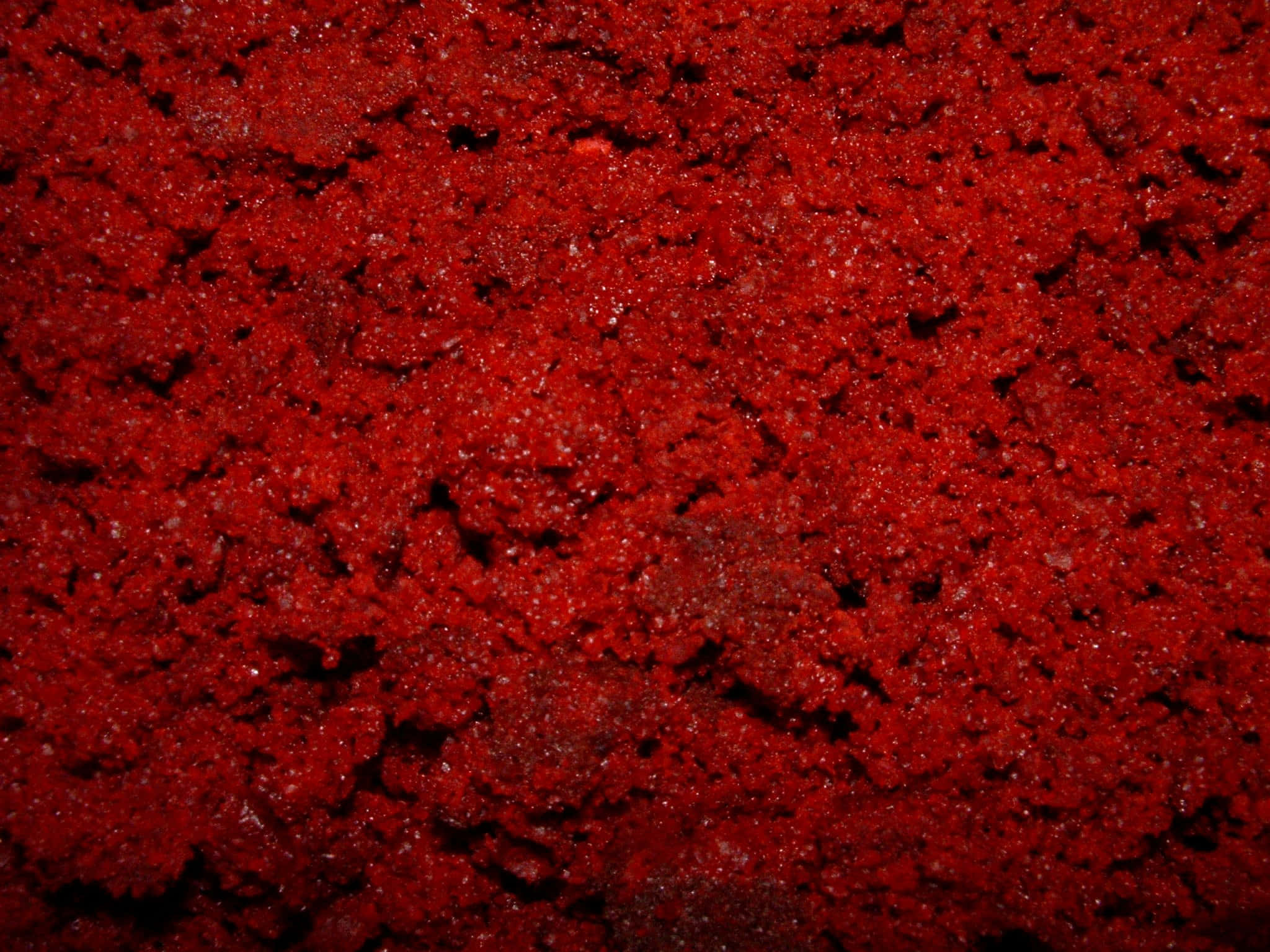 Red Velvet 桌布 壁紙 — 深紅色易碎質感的特寫，帶有深邃陰影和閃爍高光。