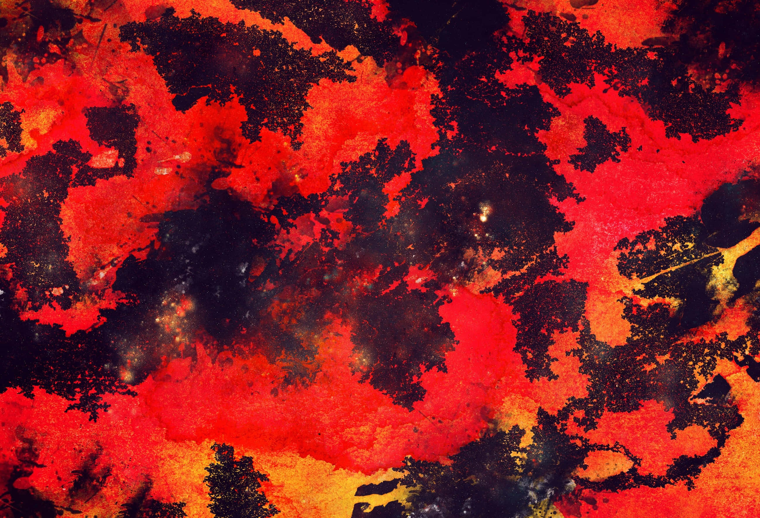 深紅色龜裂紋理 壁紙 — 鮮豔的紅色和黑色抽象潑濺，帶有發光的橙色點綴，營造出火熱的紋理構圖。