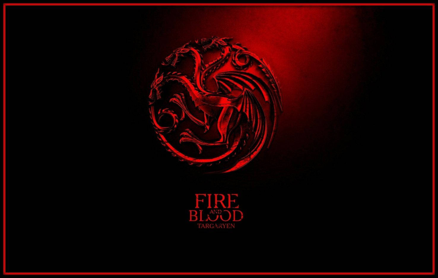 黑色背景上帶有「Fire and Blood」文字的紅色坦格利安龍徽章。