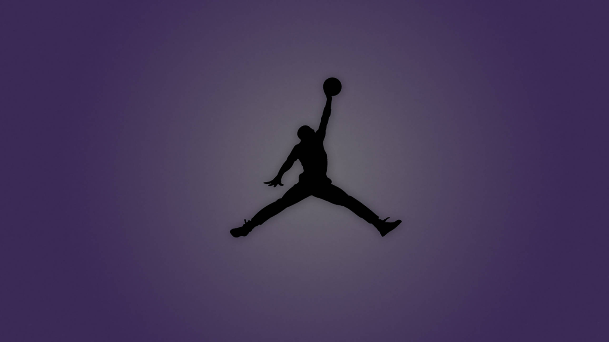 深紫色Air Jordan標誌 壁紙 — 一個黑色剪影的籃球運動員在半空中入樽，背景是紫色漸變。