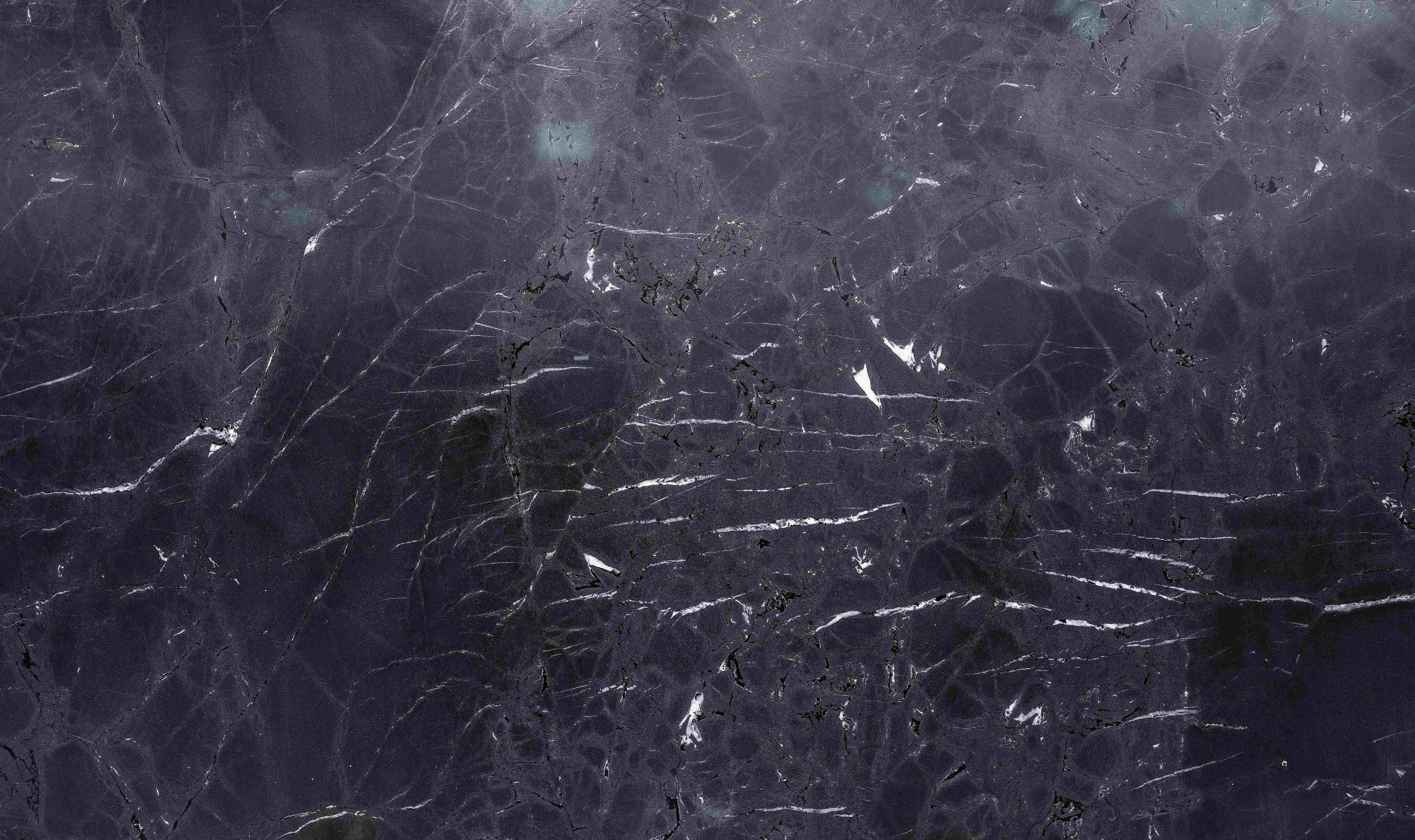 Black And White Marble 桌布 壁紙 — 深紫色大理石的近距離特寫，帶有複雜的白色和灰色紋理，營造出奢華的自然圖案。