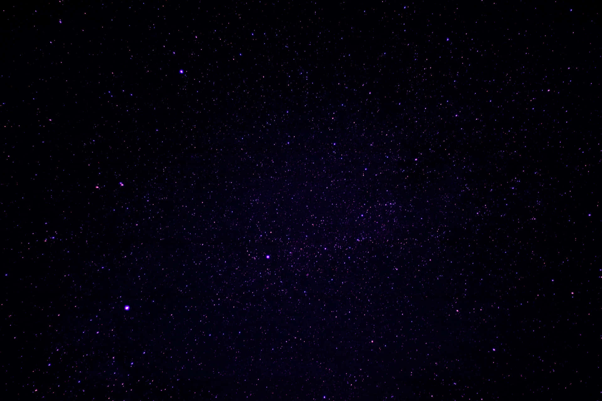 帶有紫色調和散落星星的星空。