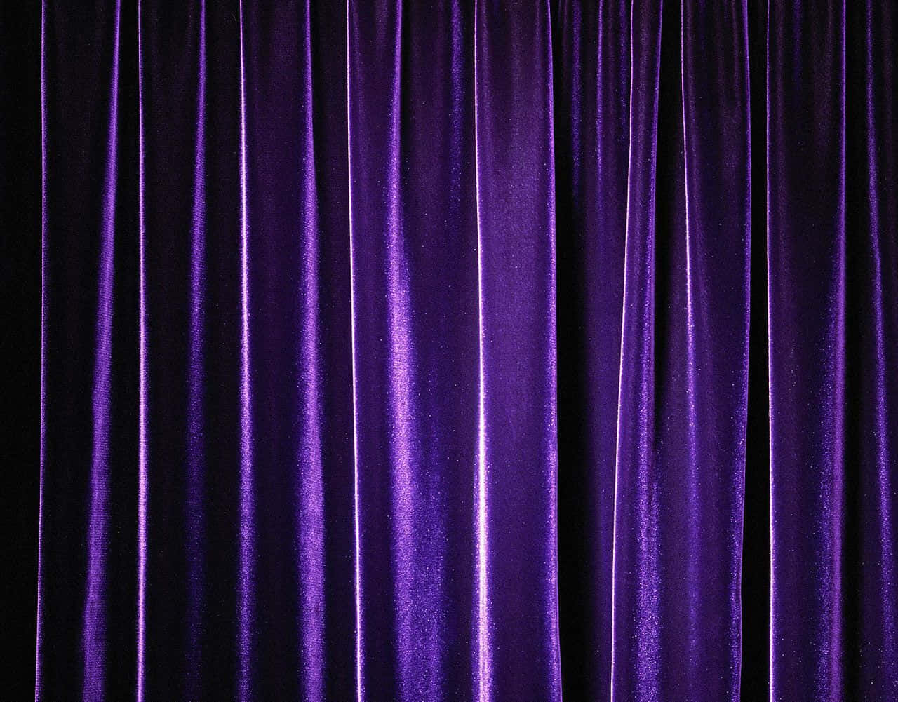 Purple Curtains 桌布 壁紙 — 深紫色天鵝絨窗簾以戲劇性的垂直褶皺懸掛在黑色背景上，帶有柔和發光的高光。