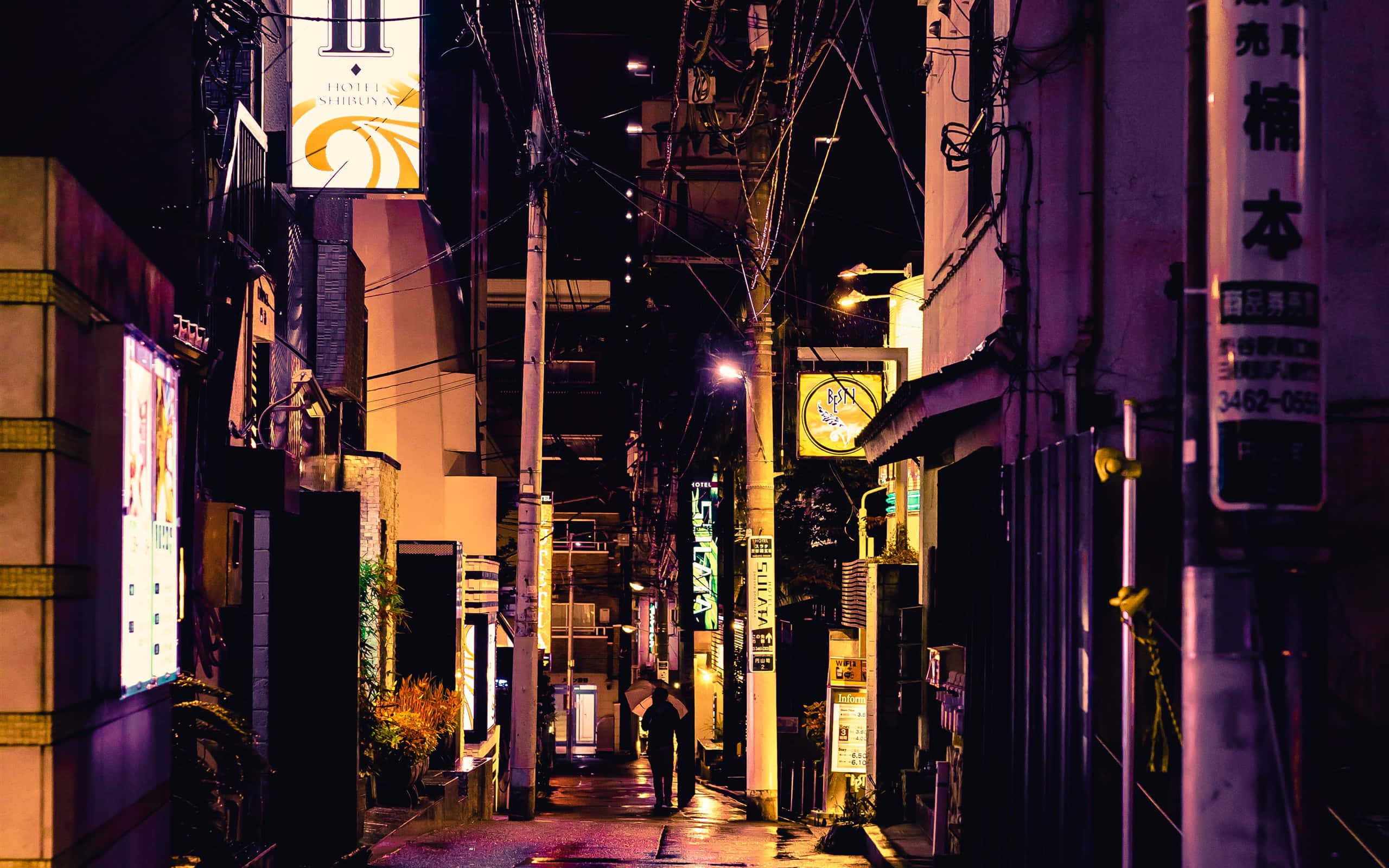 深紫色巷弄背景 壁紙 — 夜晚，一個孤獨的身影走在一條狹窄的霓虹燈小巷中，潮濕的路面反射著冷暖色調的燈光。