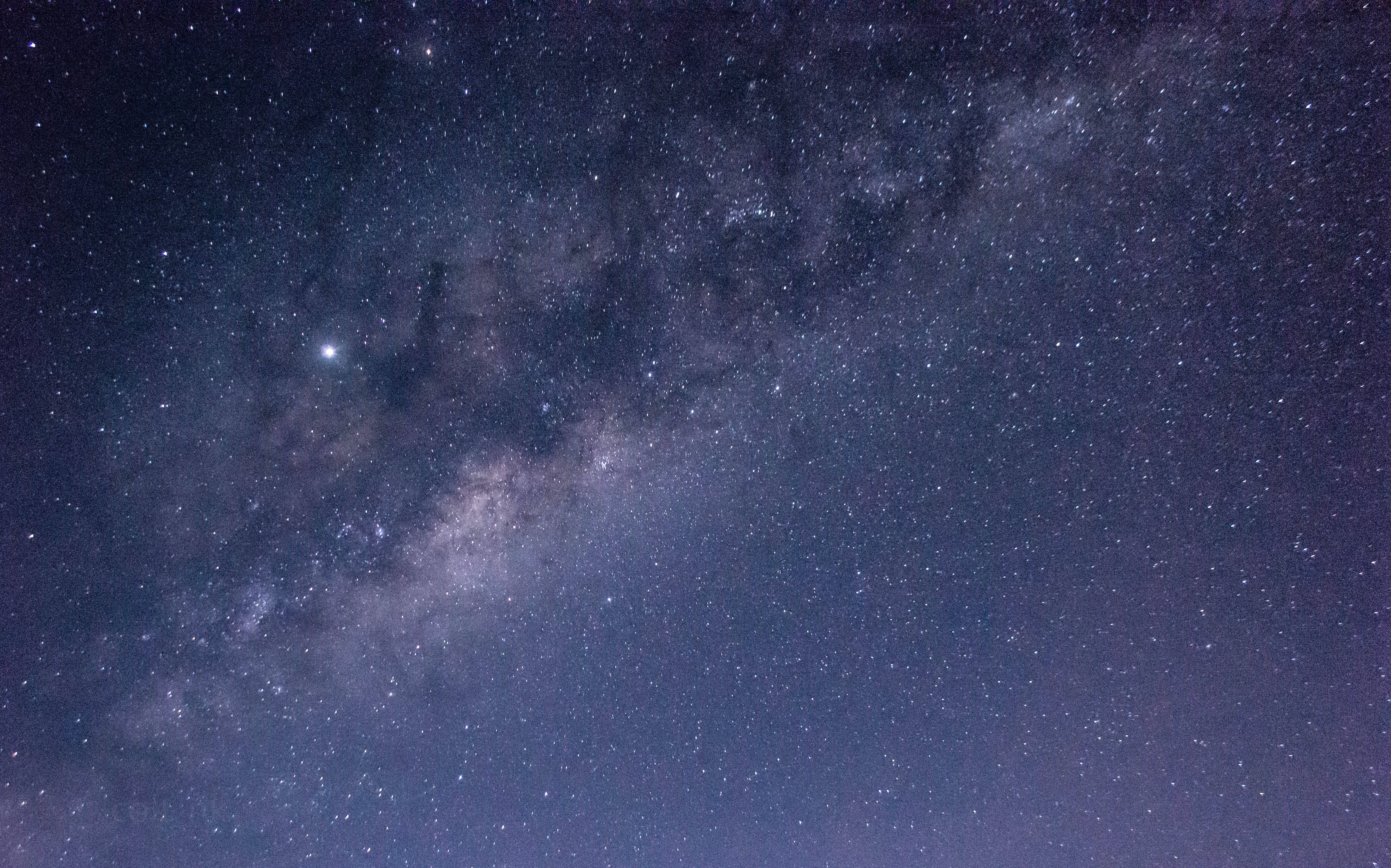 深紫色星雲風景 壁紙 — 令人嘆為觀止的銀河系景觀，在深靛藍色的夜空中閃爍著無數的星星和宇宙塵埃。
