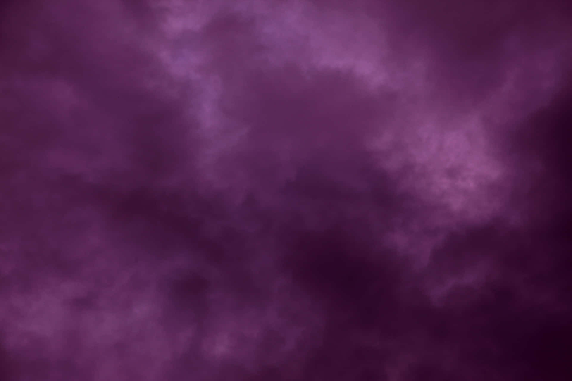 暴風雨天空中戲劇性的漩渦紫色雲層