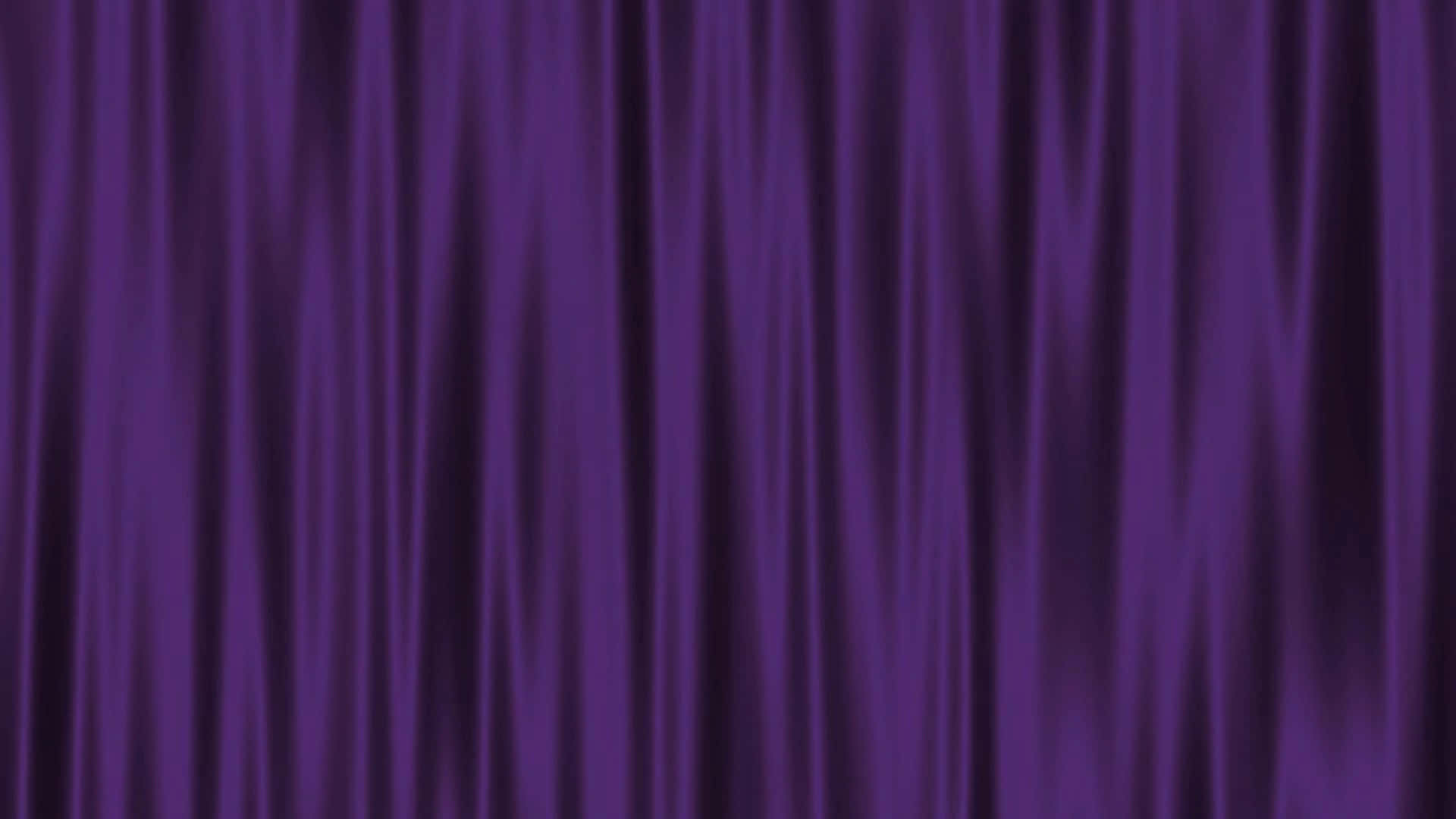 Purple Curtains 桌布 壁紙 — 深紫色緞面窗簾，帶有柔軟的垂直皺褶和微妙的光線反射。