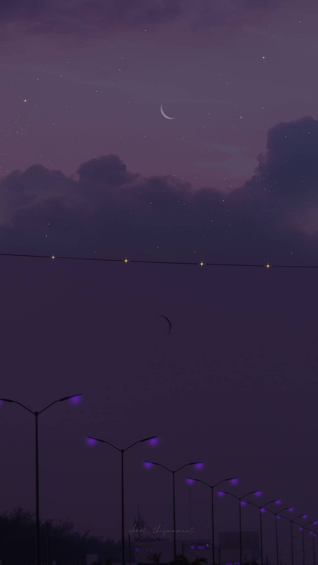 紫色街燈排列在安靜的道路旁，上方是帶有新月的星空夜空。