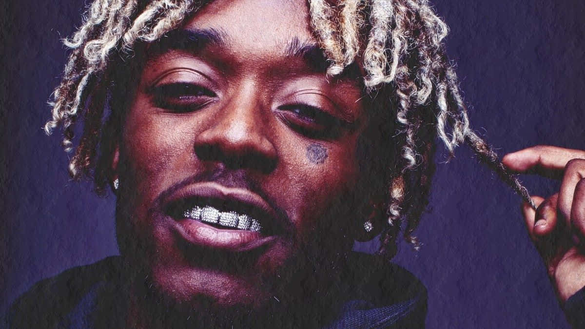 Lil Uzi Vert 桌布 壁紙 — 深紫色背景上，一名留著金色辮子頭並佩戴鑽石牙套的男士特寫肖像。