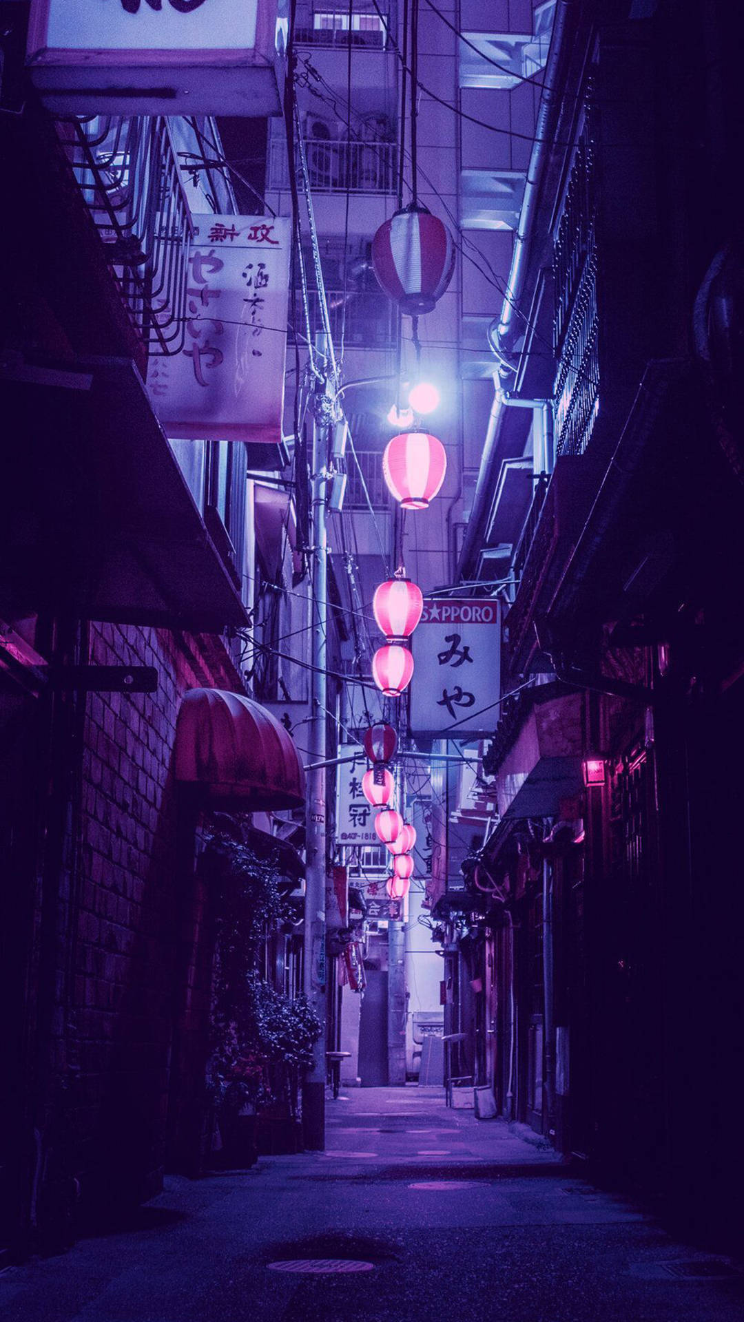 日本狹窄的夜晚小巷，由發光的粉紅色燈籠和霓虹燈招牌照亮。