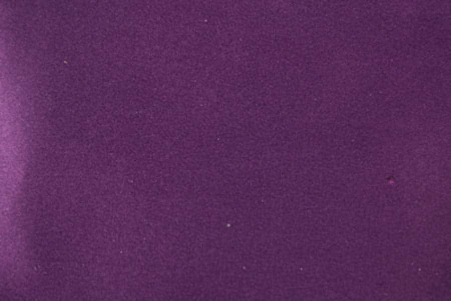 Purple Satin 桌布 壁紙 — 深紫色豐富紋理布料的特寫，帶有微妙的燈光變化和淡淡的斑點。