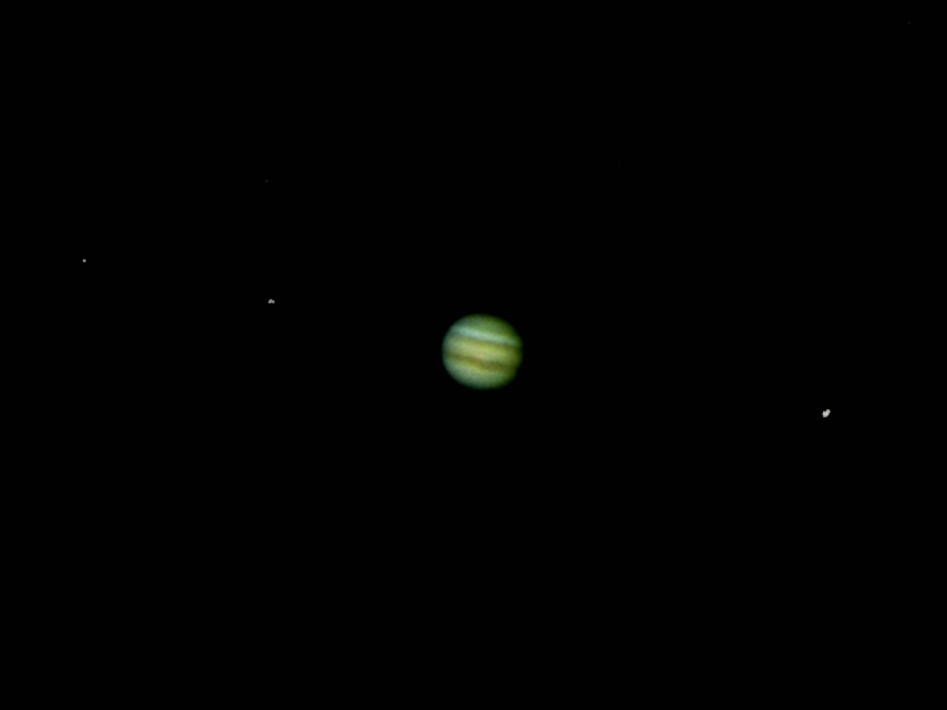 黑暗太空中的綠色行星帶有條紋，遠處有星星