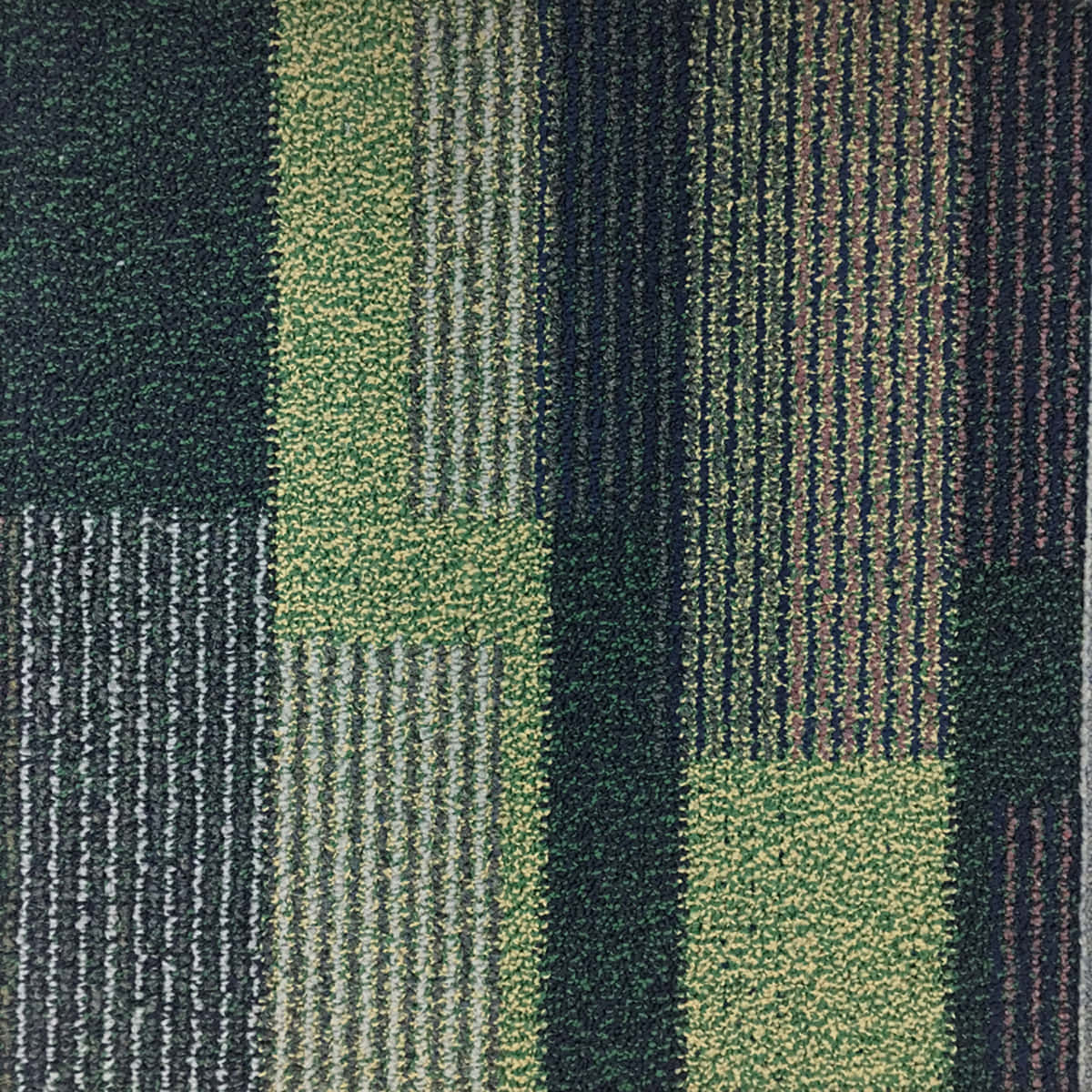 Carpet Texture 桌布 壁紙 — 深綠色橄欖色和柔和大地色調的垂直條紋紋理地毯特寫。