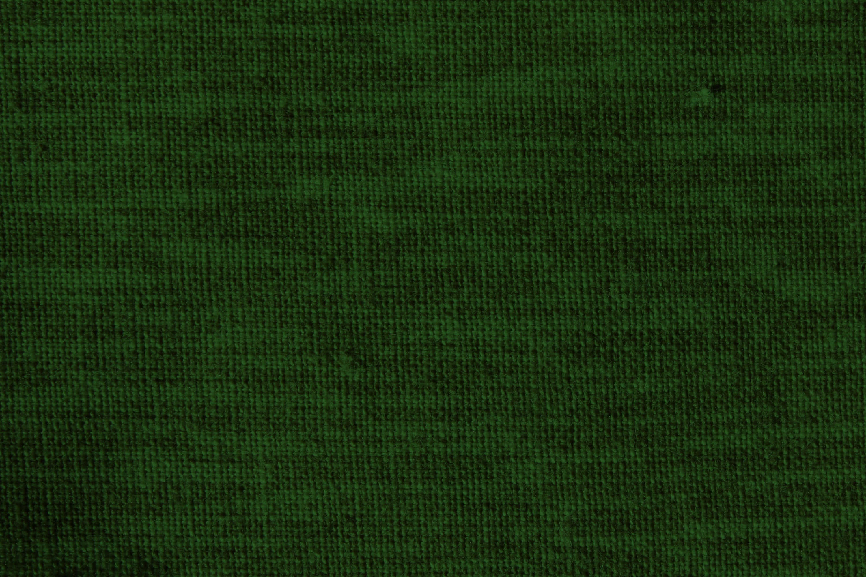 Green Texture 桌布 壁紙 — 深綠色紋理布料的特寫，帶有微妙的編織圖案和柔和光線。