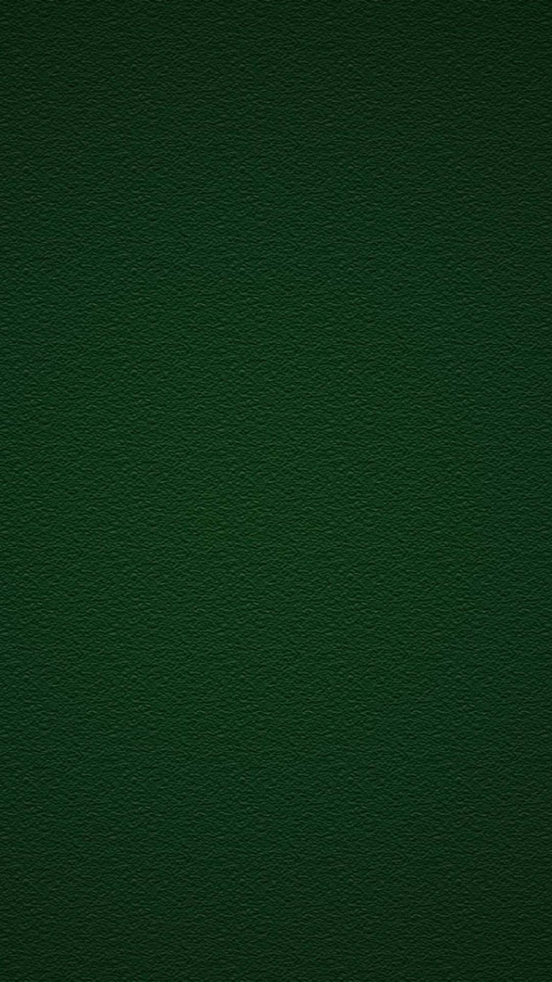 Green Phone 桌布 壁紙 — 深綠色紋理皮革的微距特寫，帶有細微的粒面紋理和均勻的光線。