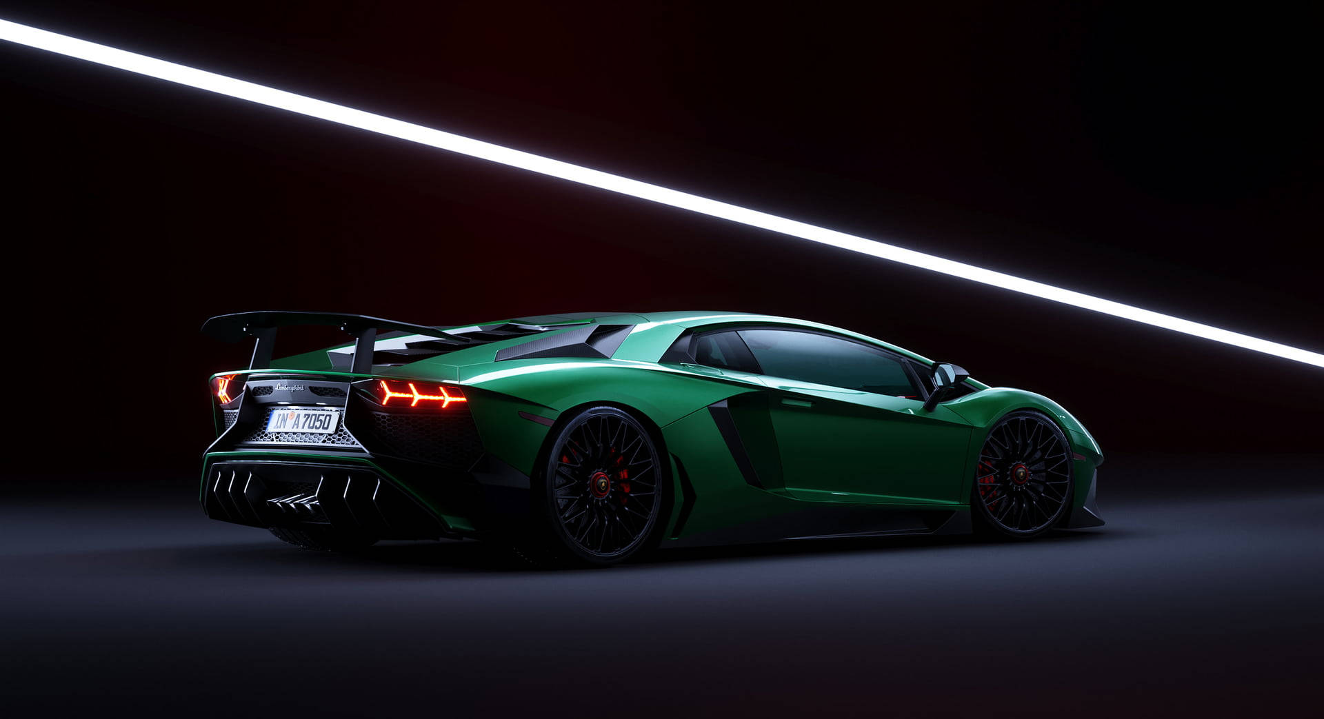 綠色林寶堅尼 Aventador SVJ 在黑暗工作室中，於霓虹燈下發出光芒的尾燈。