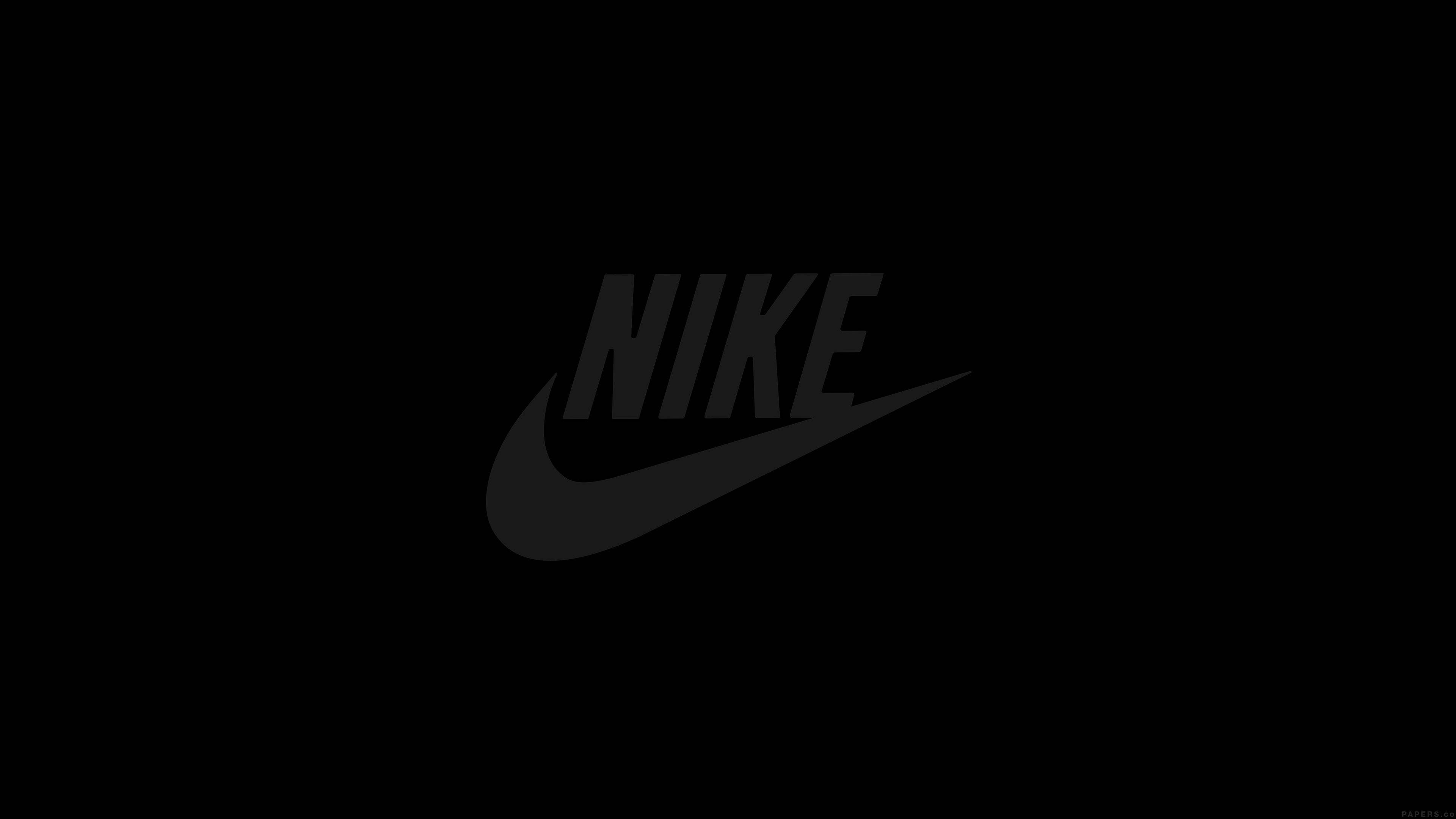 深色Swoosh標誌 壁紙 — 一個深灰色的極簡Nike標誌，居中放在純黑色背景上。