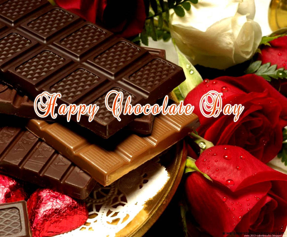 Chocolate Day 桌布 壁紙 — 深色和牛奶朱古力條堆疊在一起，藏在紅白玫瑰之間，帶有露珠和錫紙包裹的朱古力。