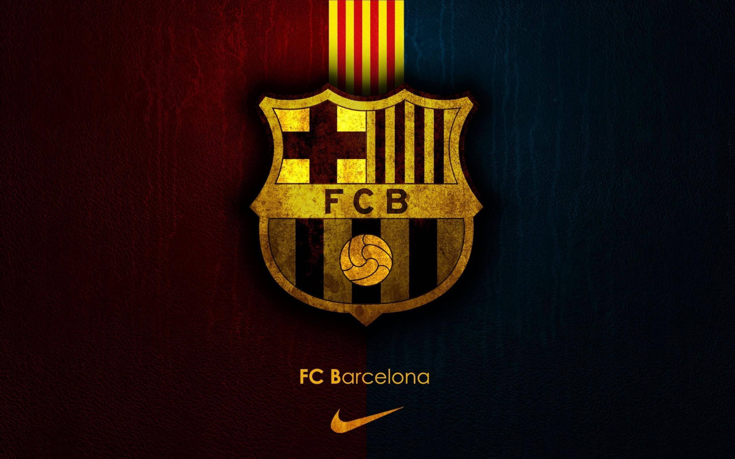 深色巴塞隆拿FC耐克標誌 壁紙 — FC Barcelona 金色徽章，背景為紅藍分區紋理，下方有Nike剔號。