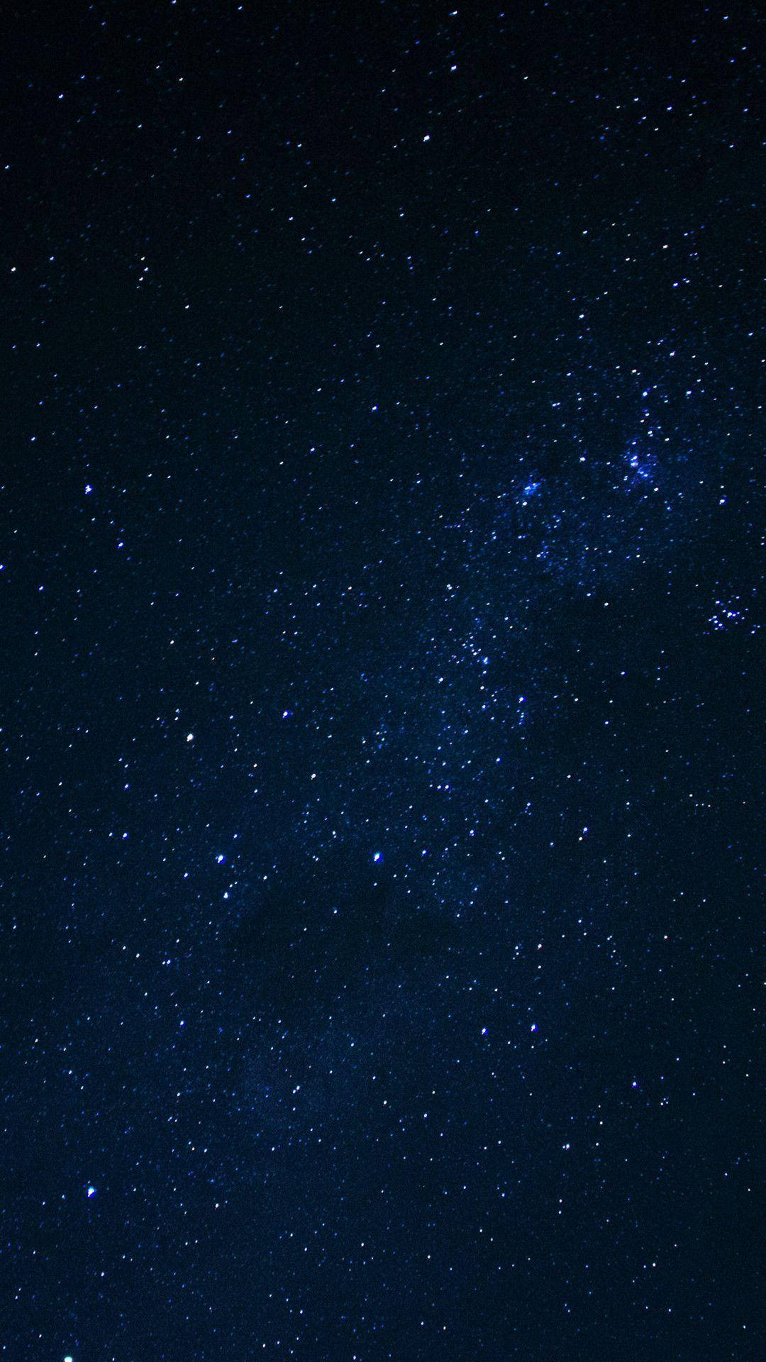 深色手機星空壁紙 壁紙 — 深藍色夜空，充滿無數閃爍星星和發光星雲團。