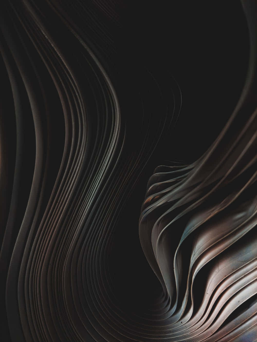 Dark Abstract Art 桌布 壁紙 — 深色抽象波浪由層疊的棕色和灰色曲線組成，在黑色背景上以迷人的流體運動旋轉。
