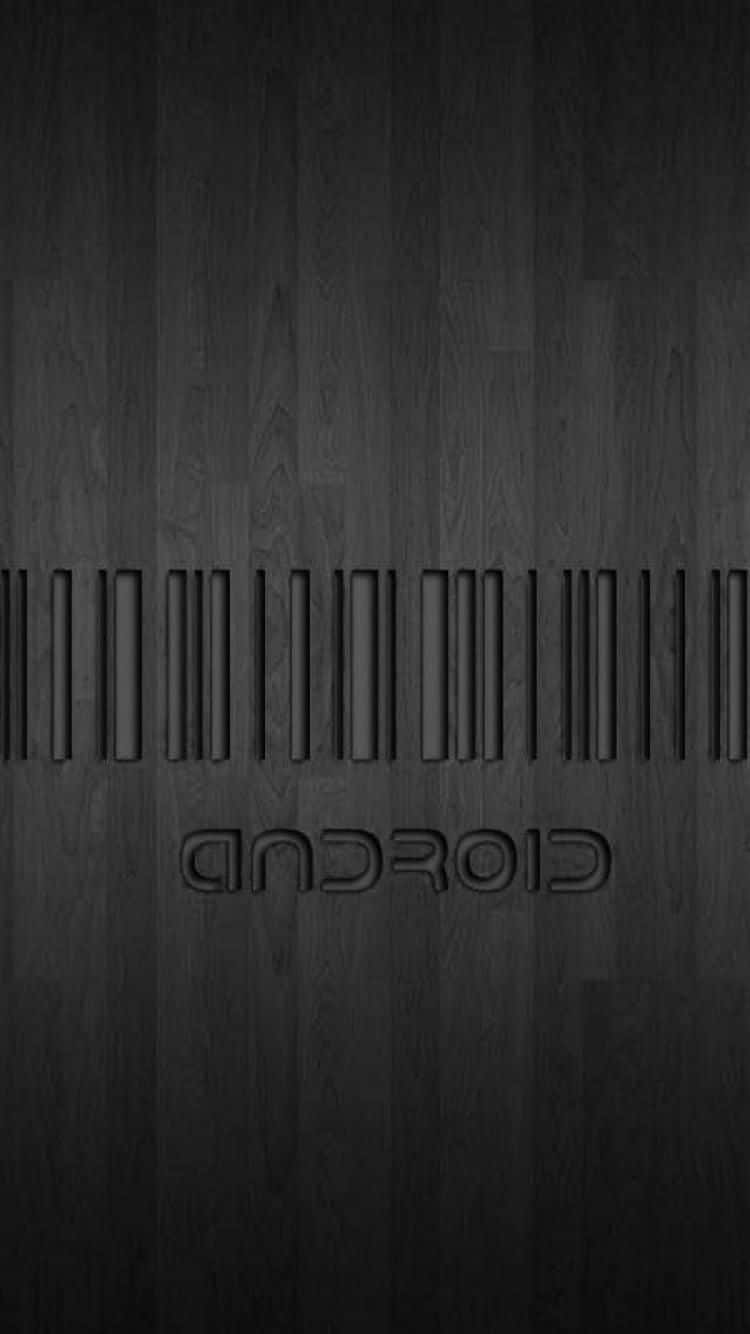 Barcode Scanning 桌布 壁紙 — 深色木紋牆紙，帶有浮雕Android標誌和條碼設計，單色。