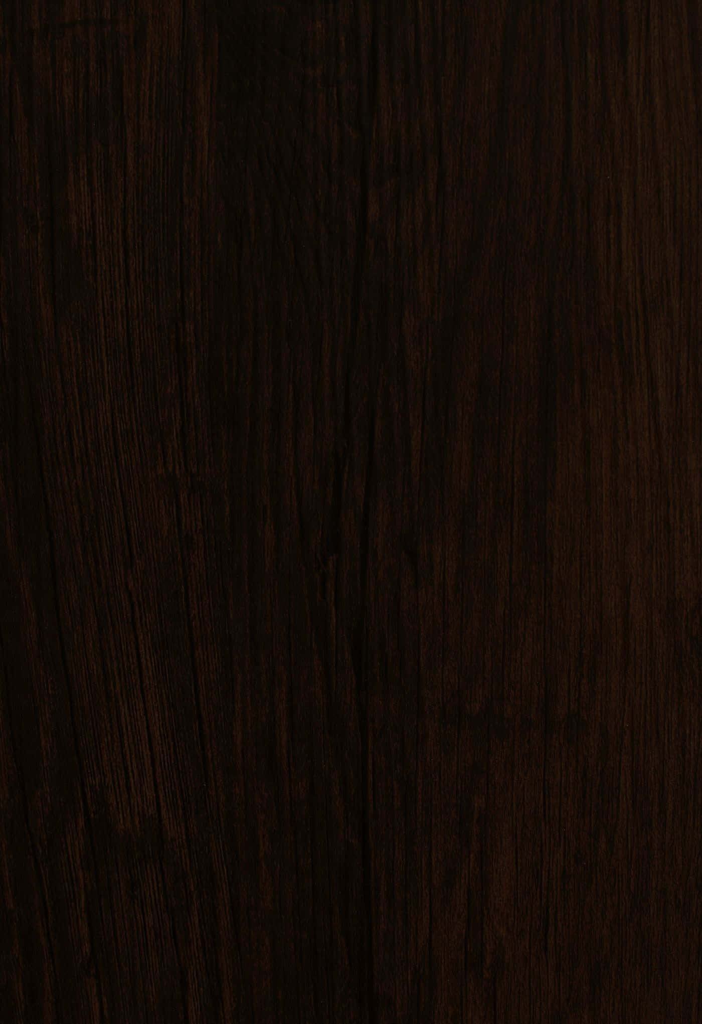 深色木紋背景 最簡黑 壁紙 — 深濃深棕色木紋特寫，帶有微妙的垂直紋理和深邃陰影。