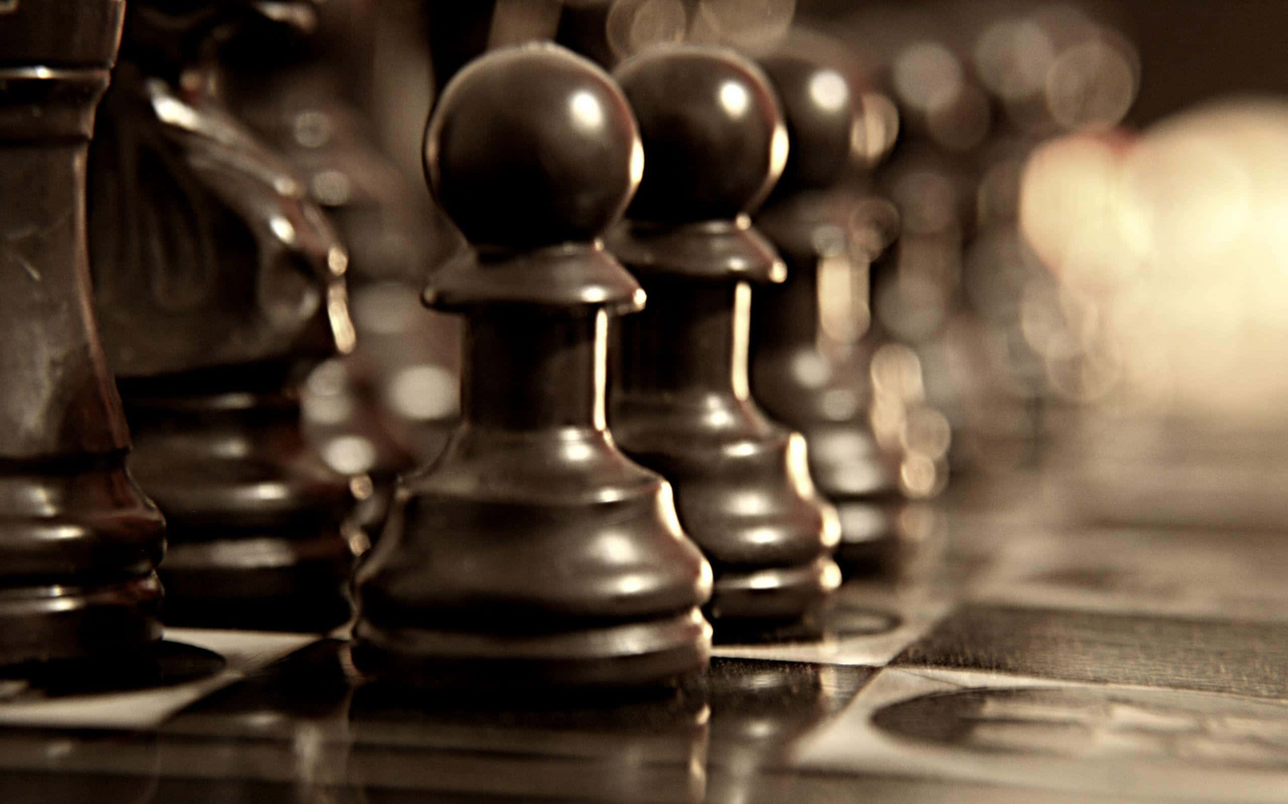 國際象棋 桌布 壁紙 — 深色木製國際象棋兵卒在棋盤上排列的特寫，景深淺，光線溫暖。