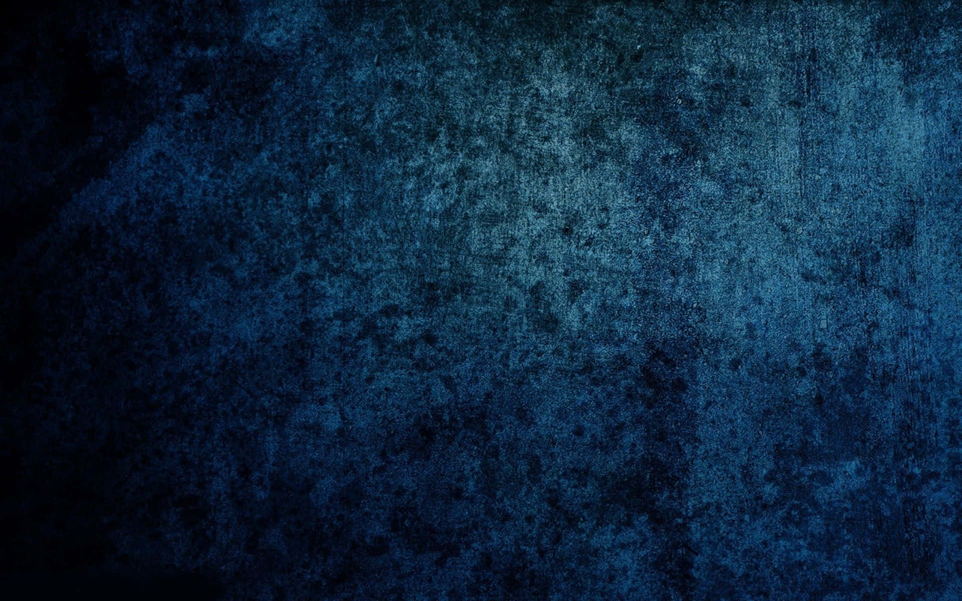 深色粗獷紋理背景 壁紙 — 一面帶有斑駁紋理和細微漸變的深藍色牆壁，營造出陰鬱的氛圍背景。