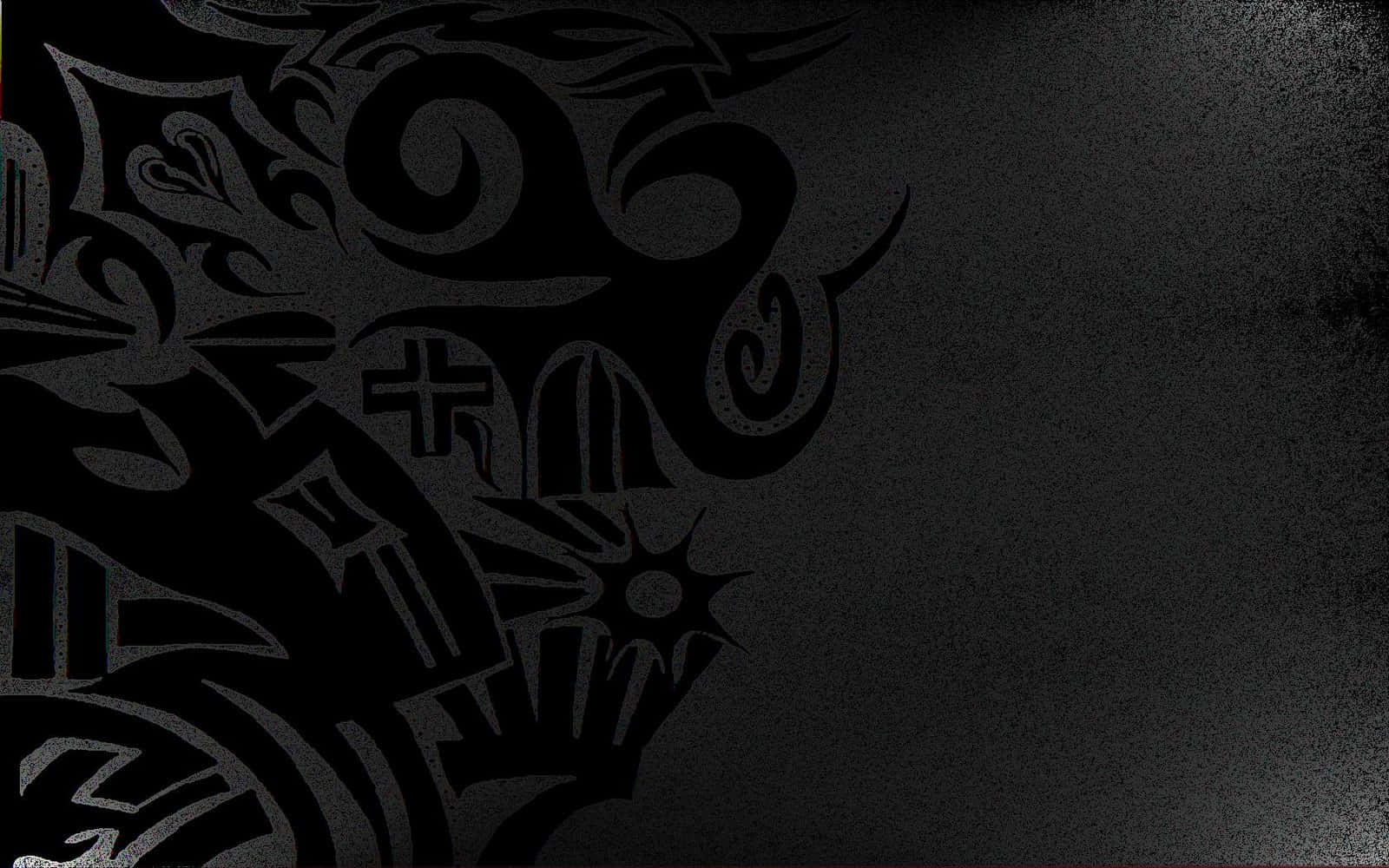 Tribal 桌布 壁紙 — 深色紋理牆紙，黑色背景上帶有金屬銀色的複雜部落圖案。