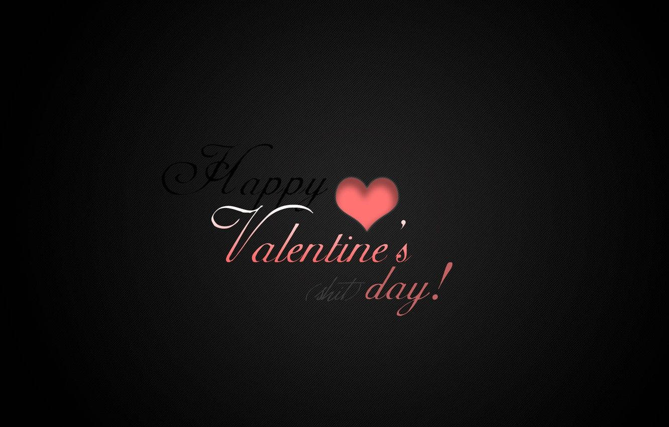 Black Day 桌布 壁紙 — 深色紋理背景上，優雅的手寫體文字寫著「Happy Valentine's (shit) day!」，並以發光的粉紅色心形取代撇號。