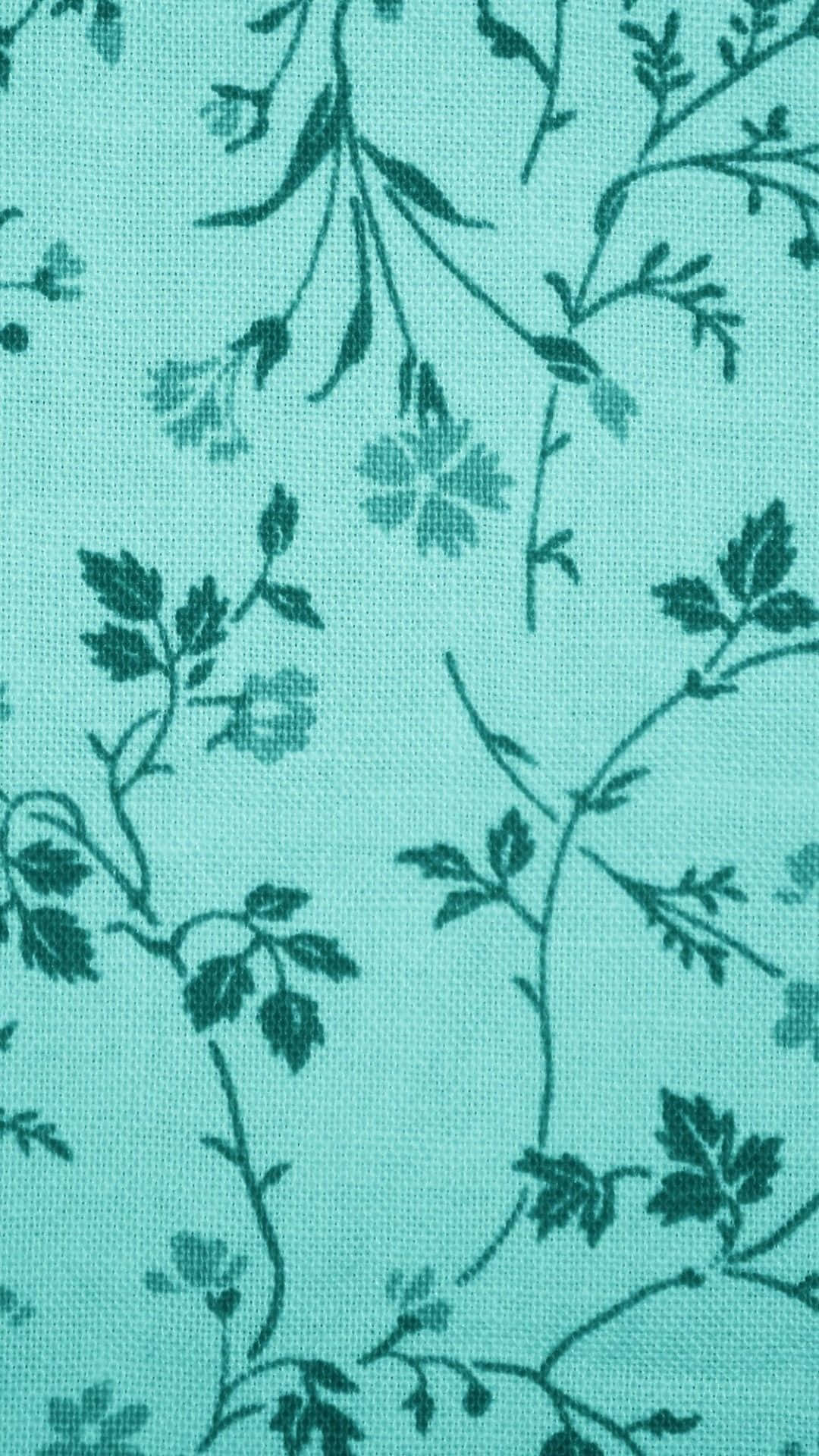 青綠色布料帶有深綠色花卉藤蔓和葉子圖案。