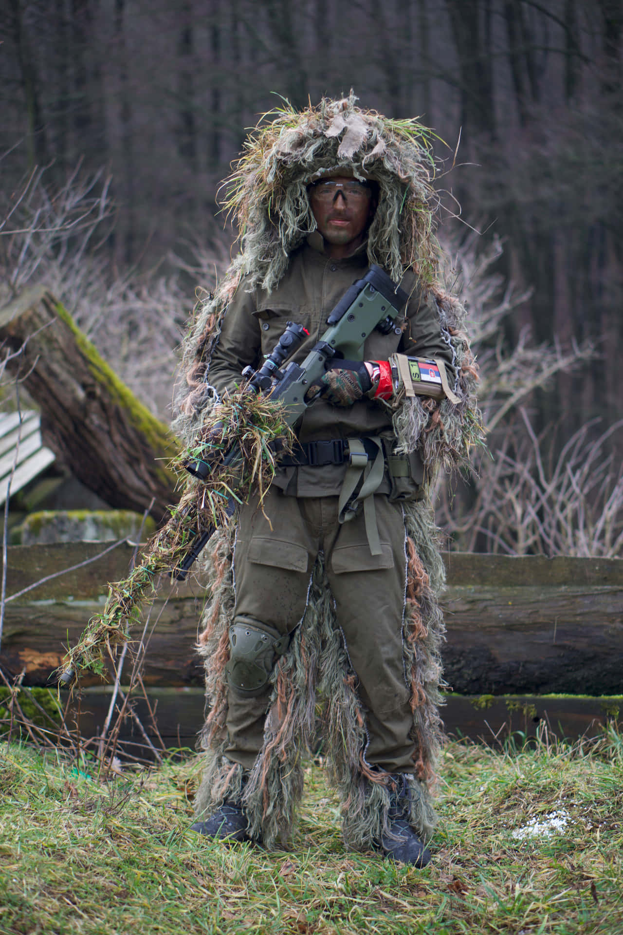 身穿吉利服的士兵在森林中持步槍