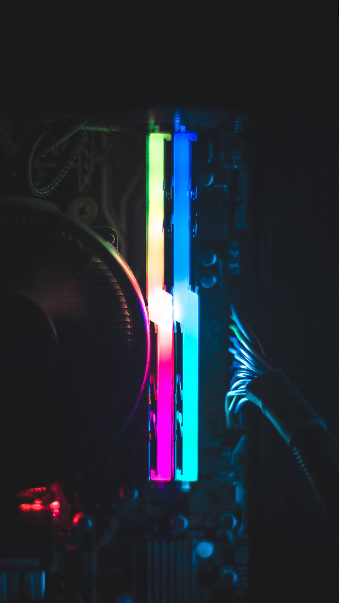 黑暗中的電腦主機板上彩色RGB LED燈的特寫。