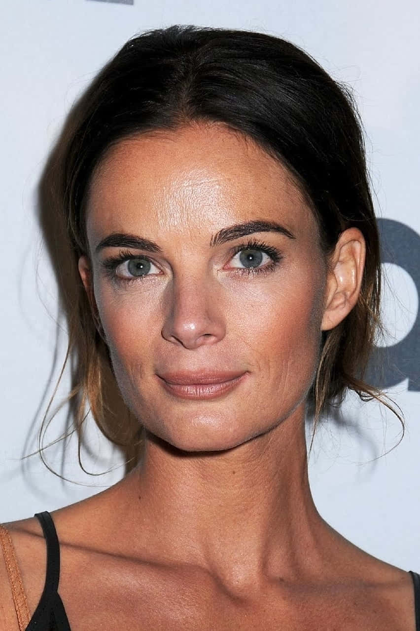 Gabrielle Anwar 桌布 壁紙 — 深色頭髮和綠色眼睛的女子的特寫肖像，帶著微妙微笑直視鏡頭。
