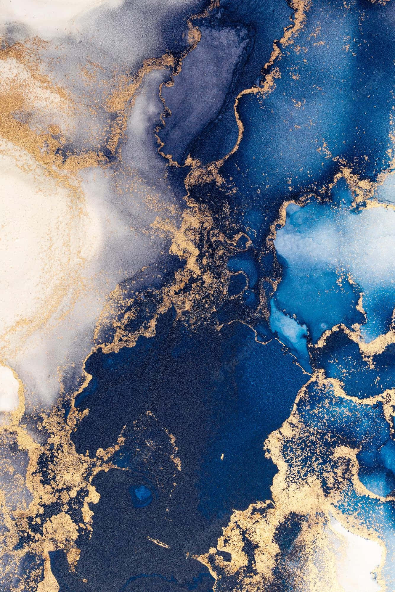Blue Marble 桌布 壁紙 — 深藍、金色和白色以有機圖案旋轉的抽象流體藝術。