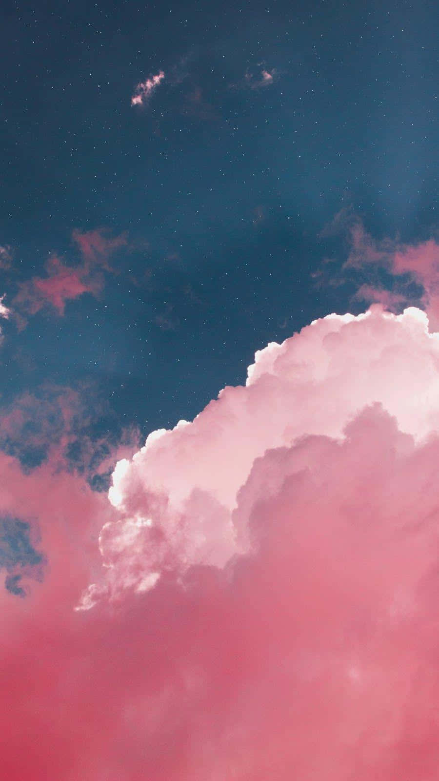 粉紅雲朵漂浮在繁星點點的藍綠色夜空。