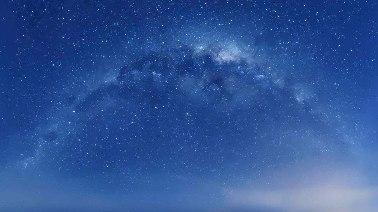 銀河系在繁星點點的夜空中閃耀。